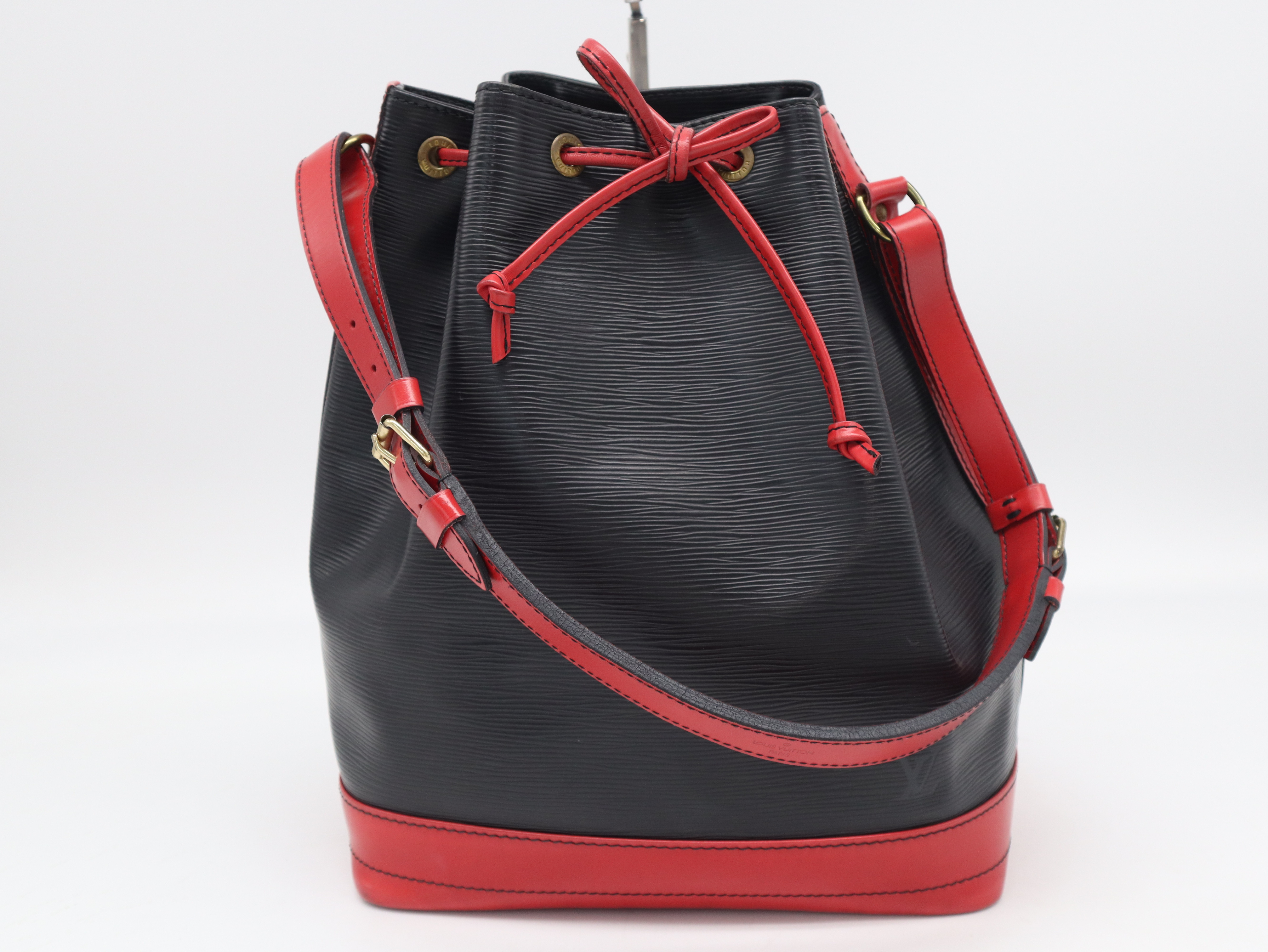 M44017 Epi Noé Noir Castilian Red Shoulder Bag