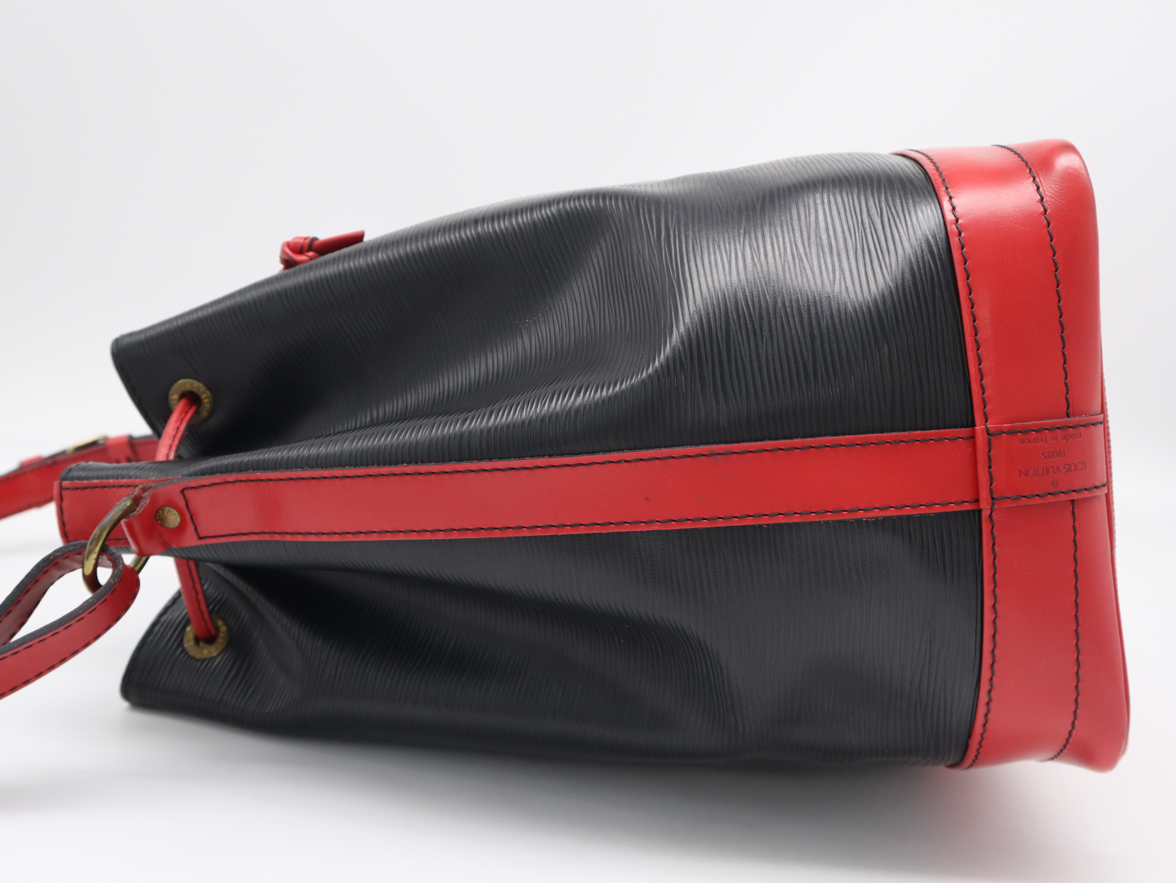 M44017 Epi Noé Noir Castilian Red Shoulder Bag — view 3
