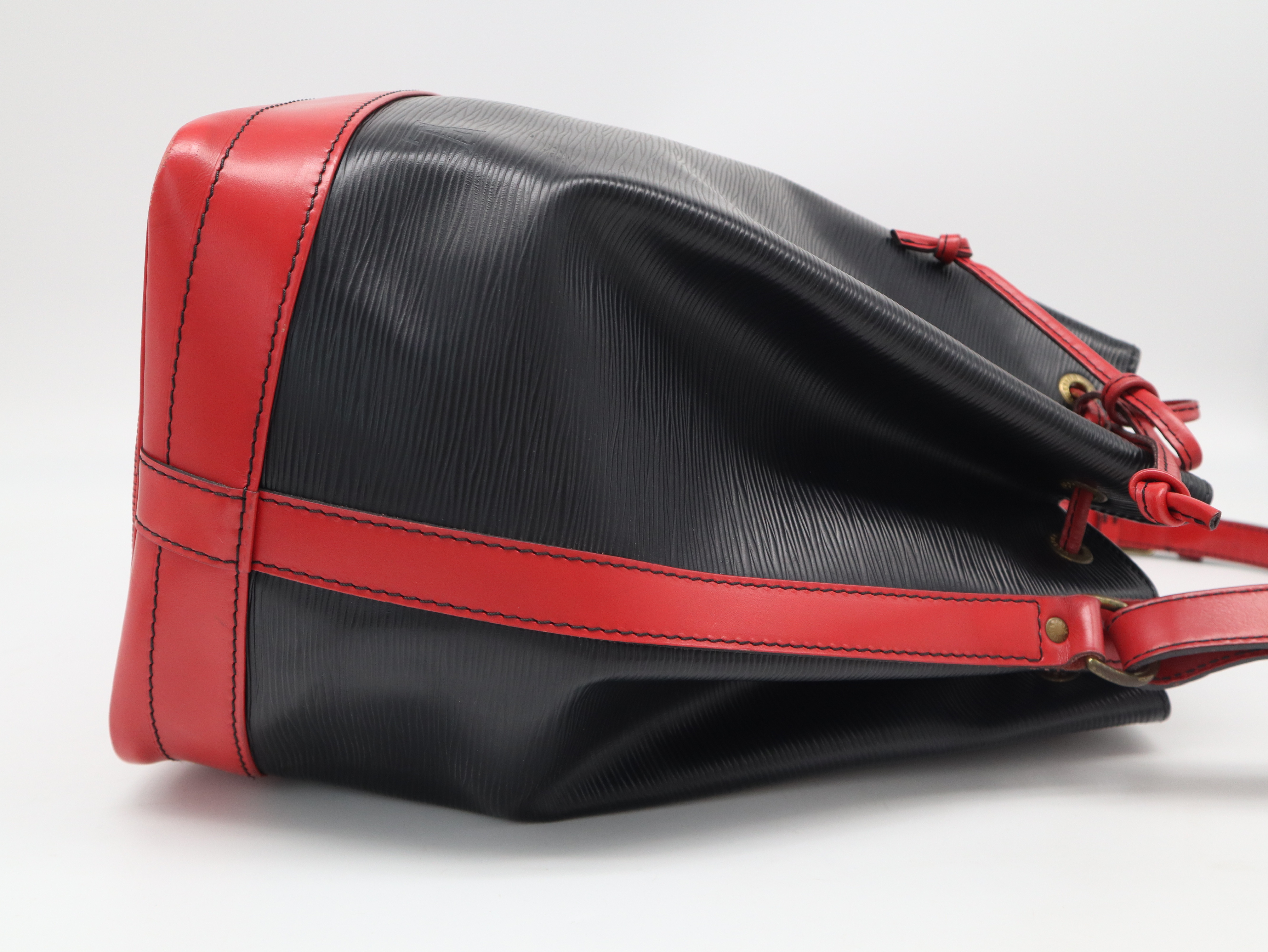 M44017 Epi Noé Noir Castilian Red Shoulder Bag — view 4