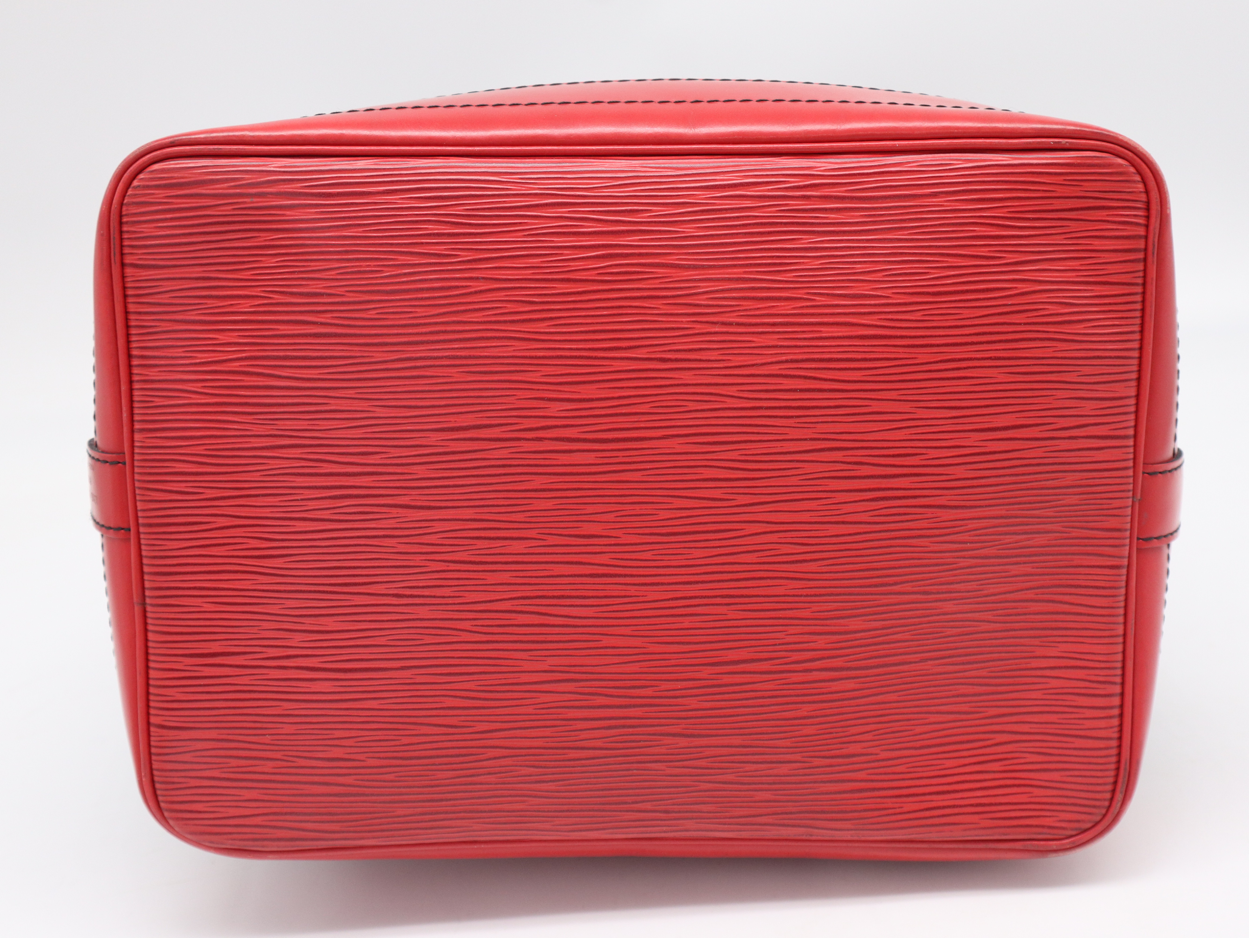 M44017 Epi Noé Noir Castilian Red Shoulder Bag — view 5