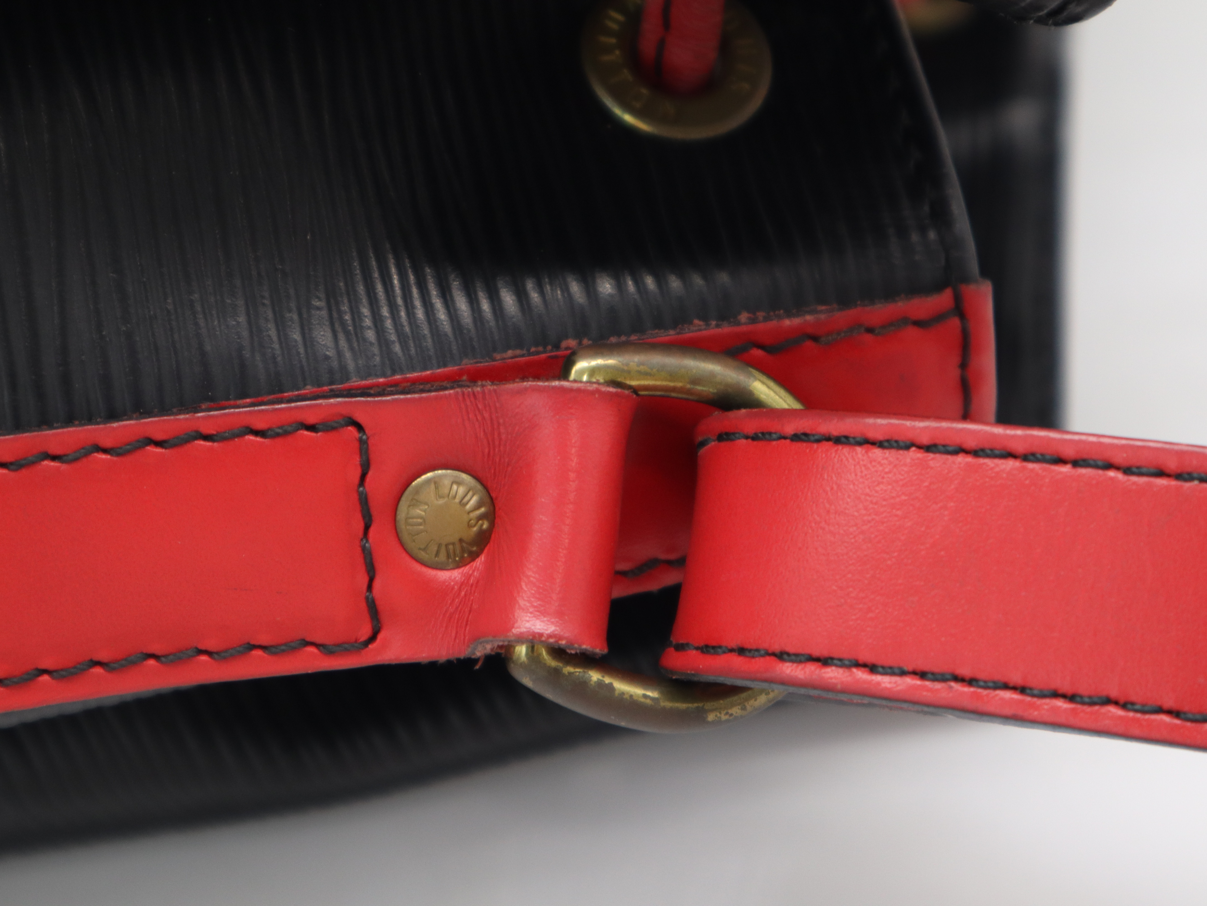 M44017 Epi Noé Noir Castilian Red Shoulder Bag — view 7