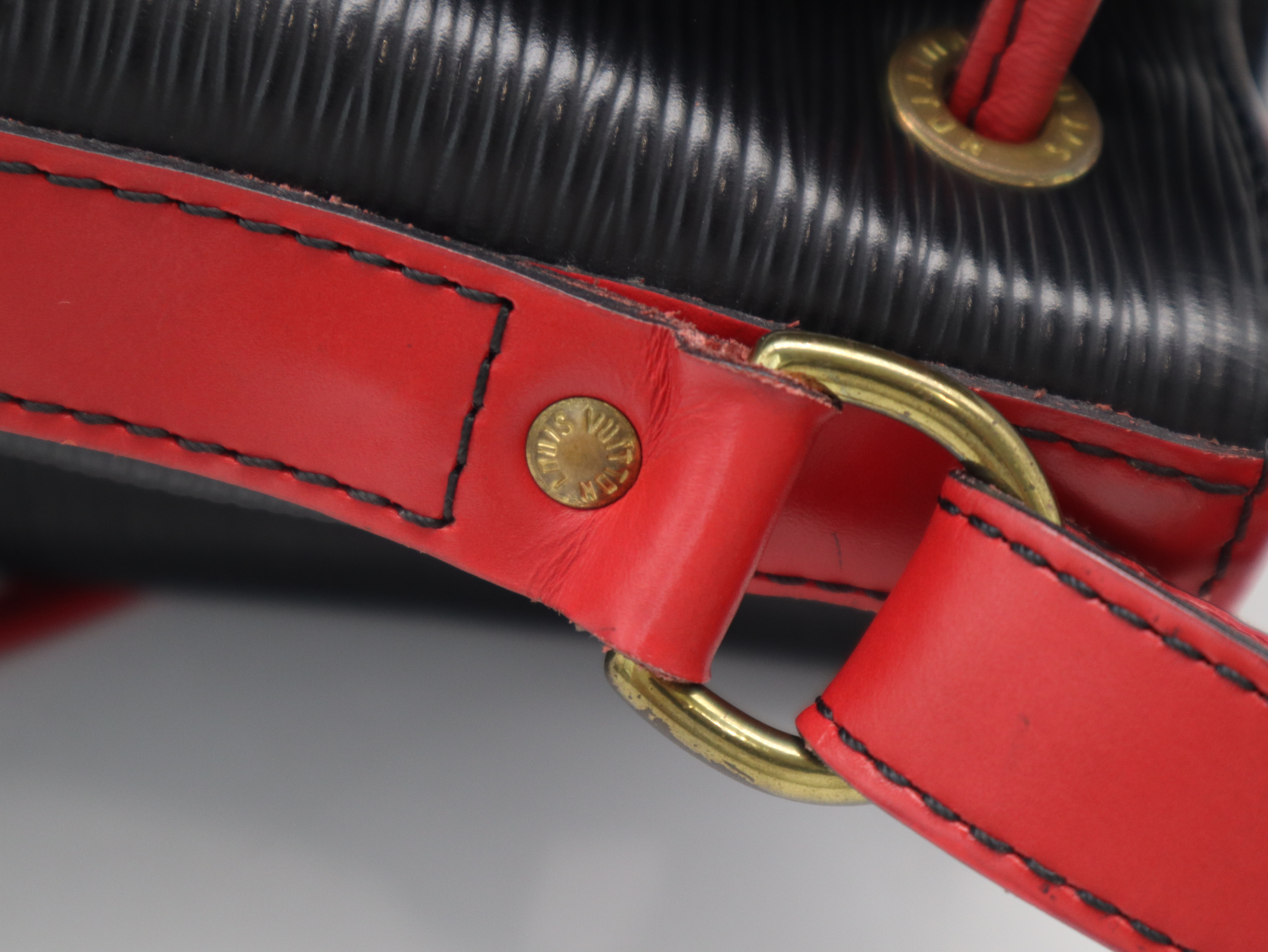 M44017 Epi Noé Noir Castilian Red Shoulder Bag — view 8