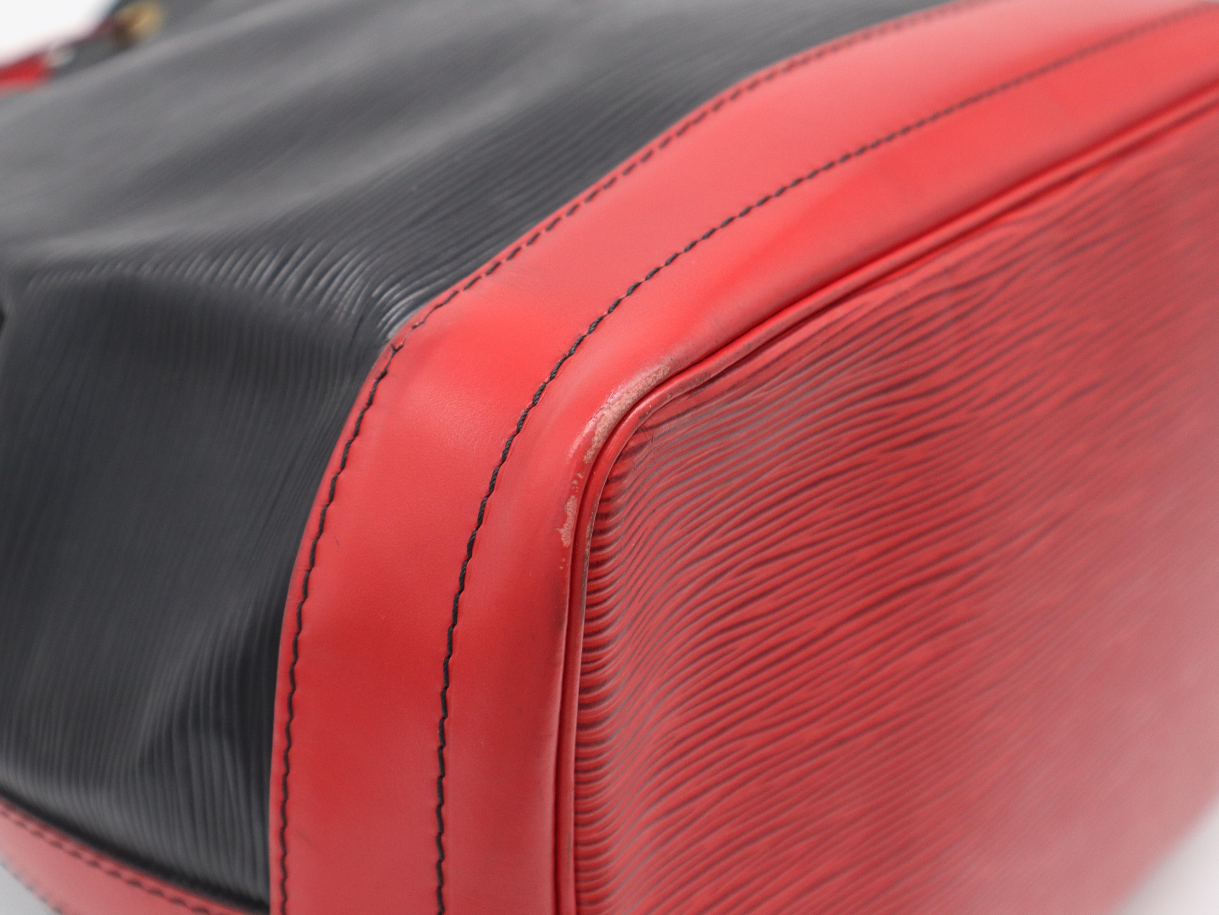 M44017 Epi Noé Noir Castilian Red Shoulder Bag — view 9