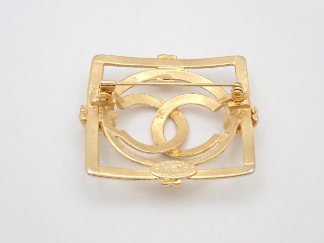Brooch (with comment) — view 2