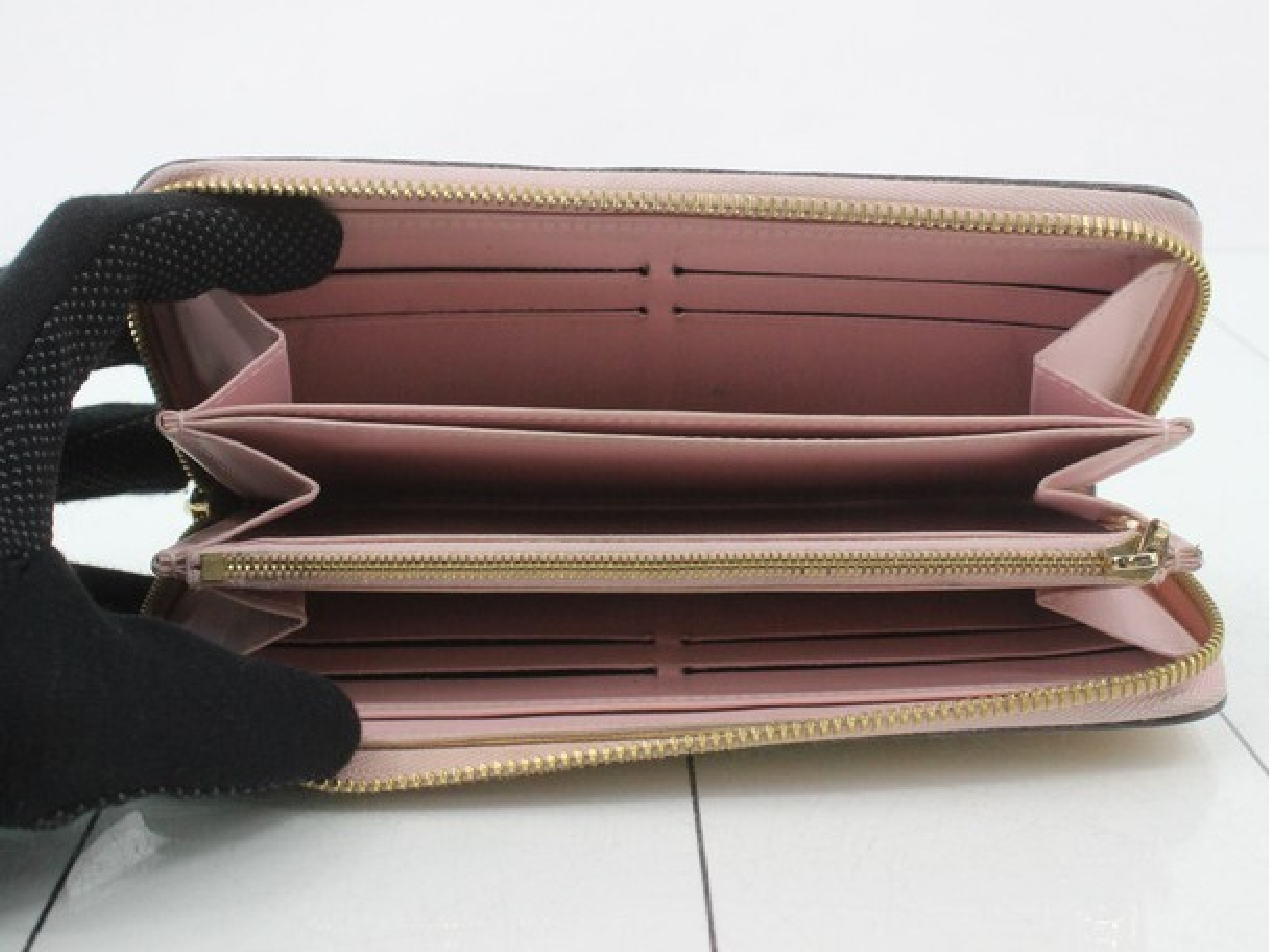 M91599 Zippy Wallet Rose Velour — view 4