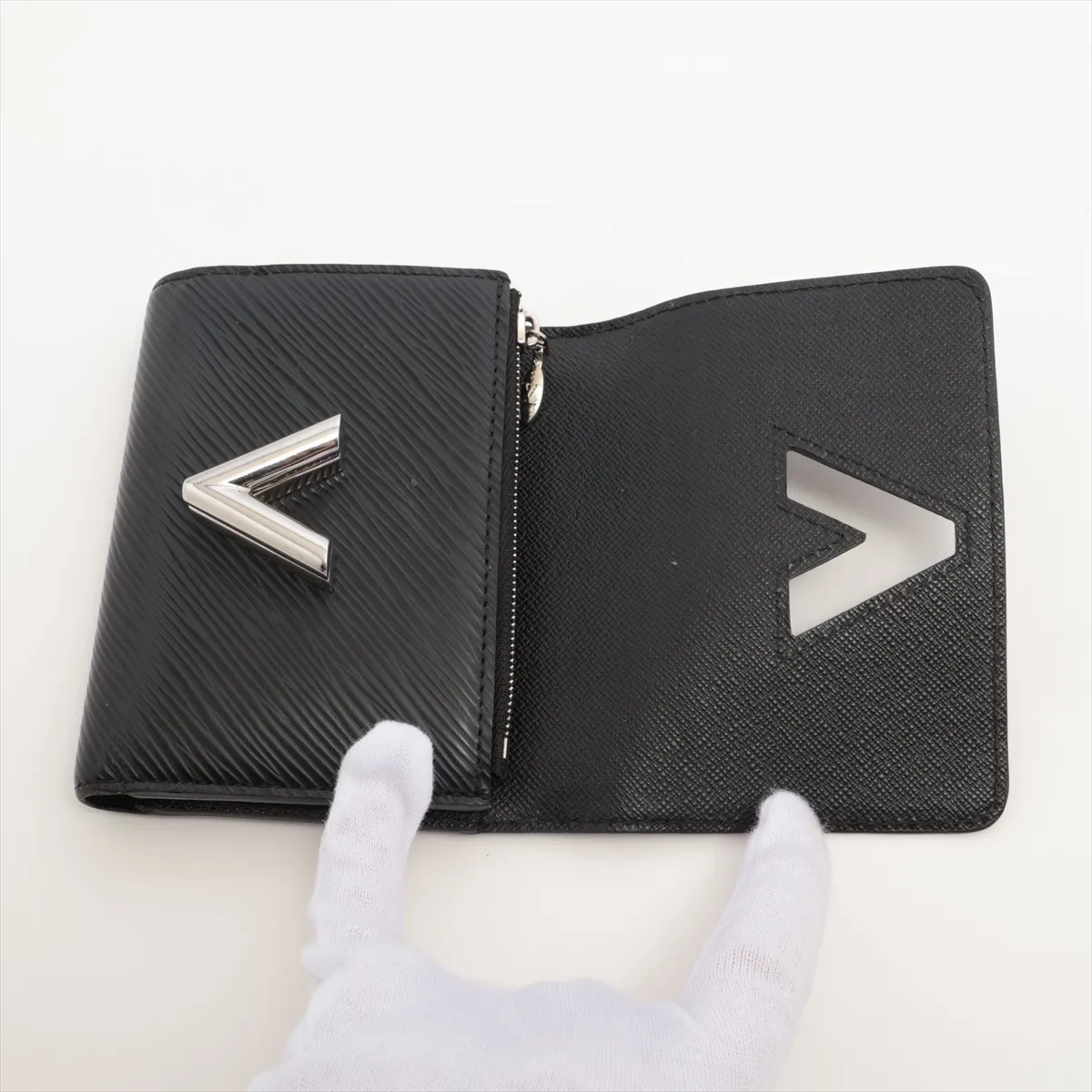 Epi Portefeuille Twist Compact M64414, serial number unknown, Noir (black) compact wallet — view 3