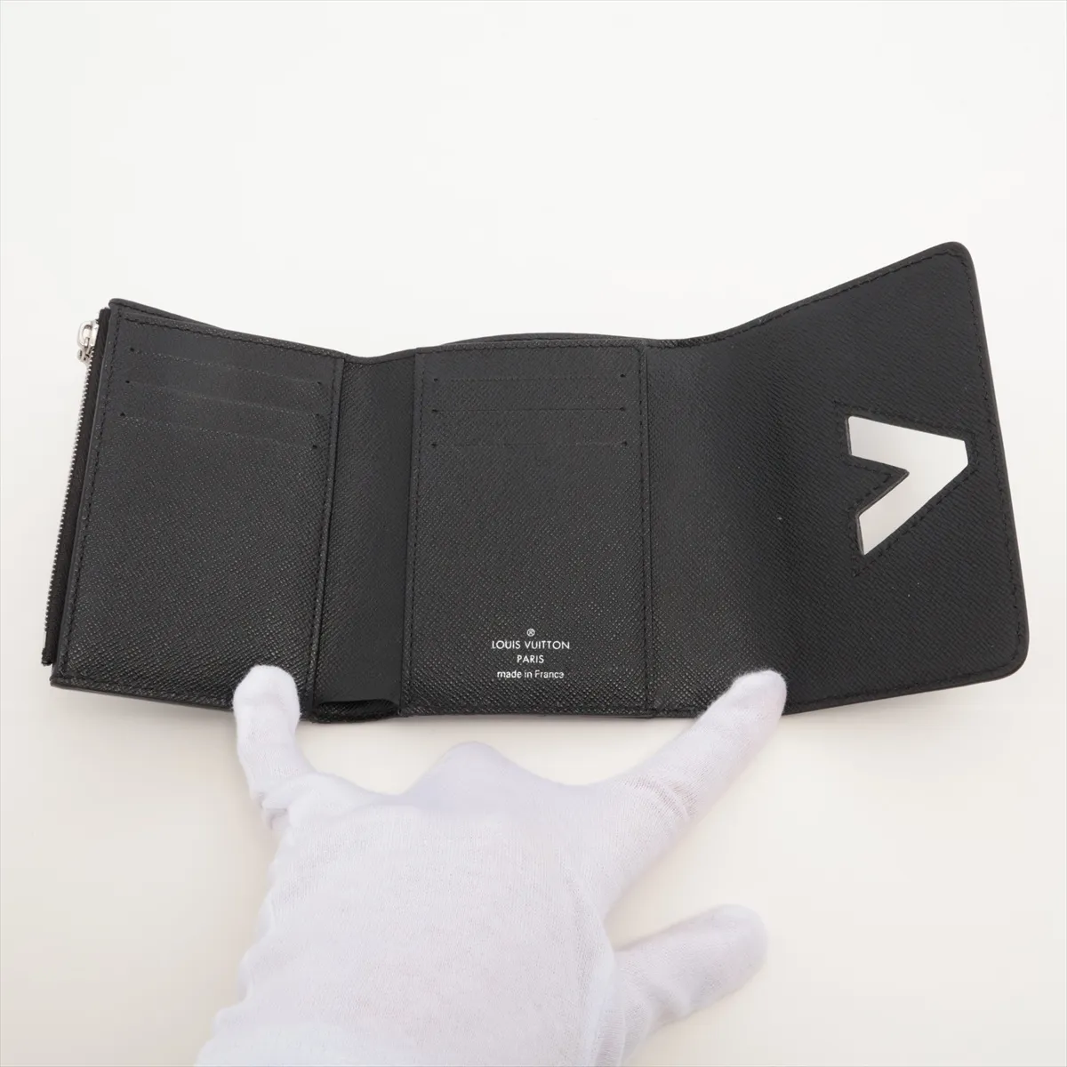 Epi Portefeuille Twist Compact M64414, serial number unknown, Noir (black) compact wallet — view 4