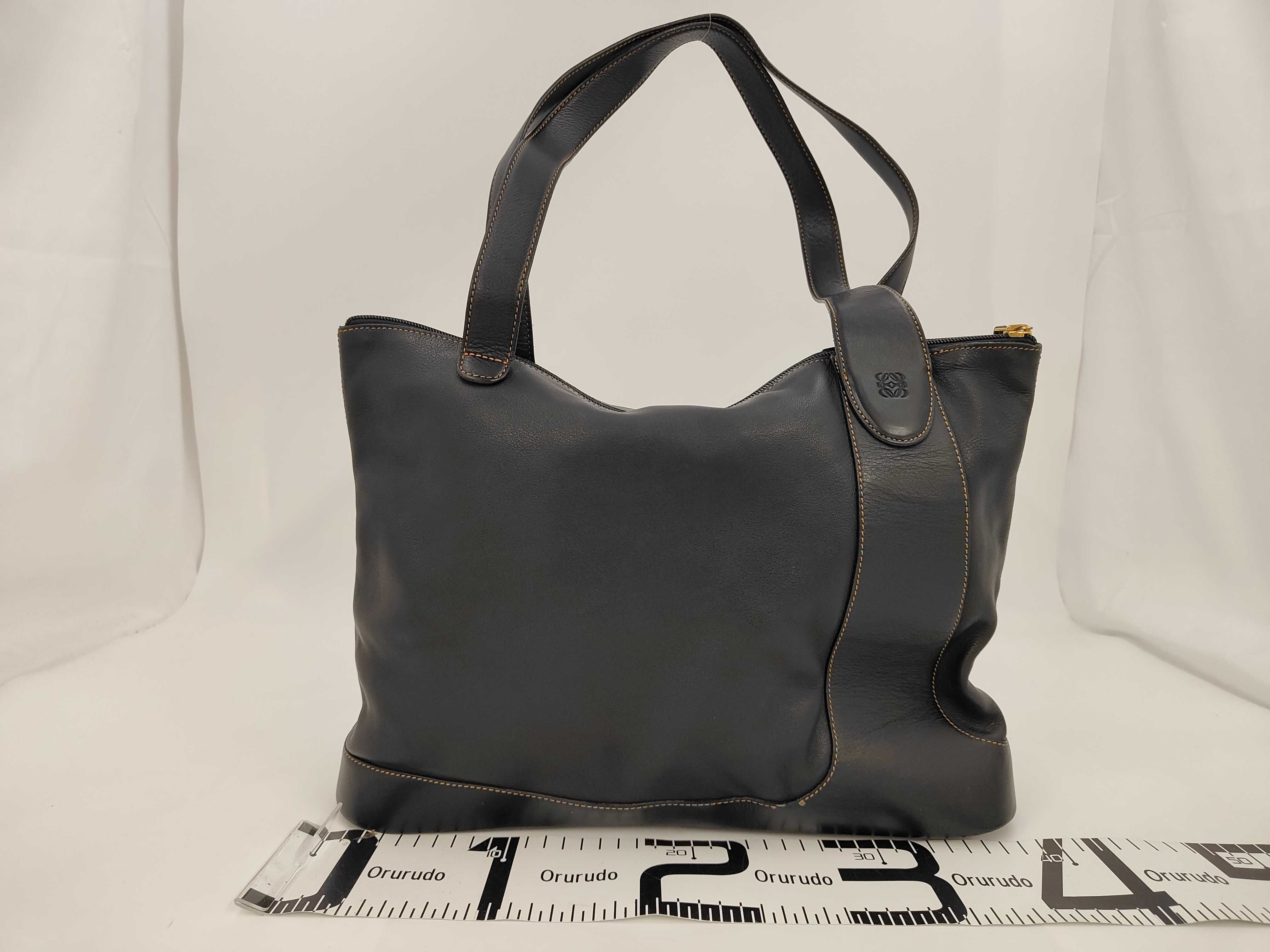 shoulder bag, gold hardware, leather, black. — view 2