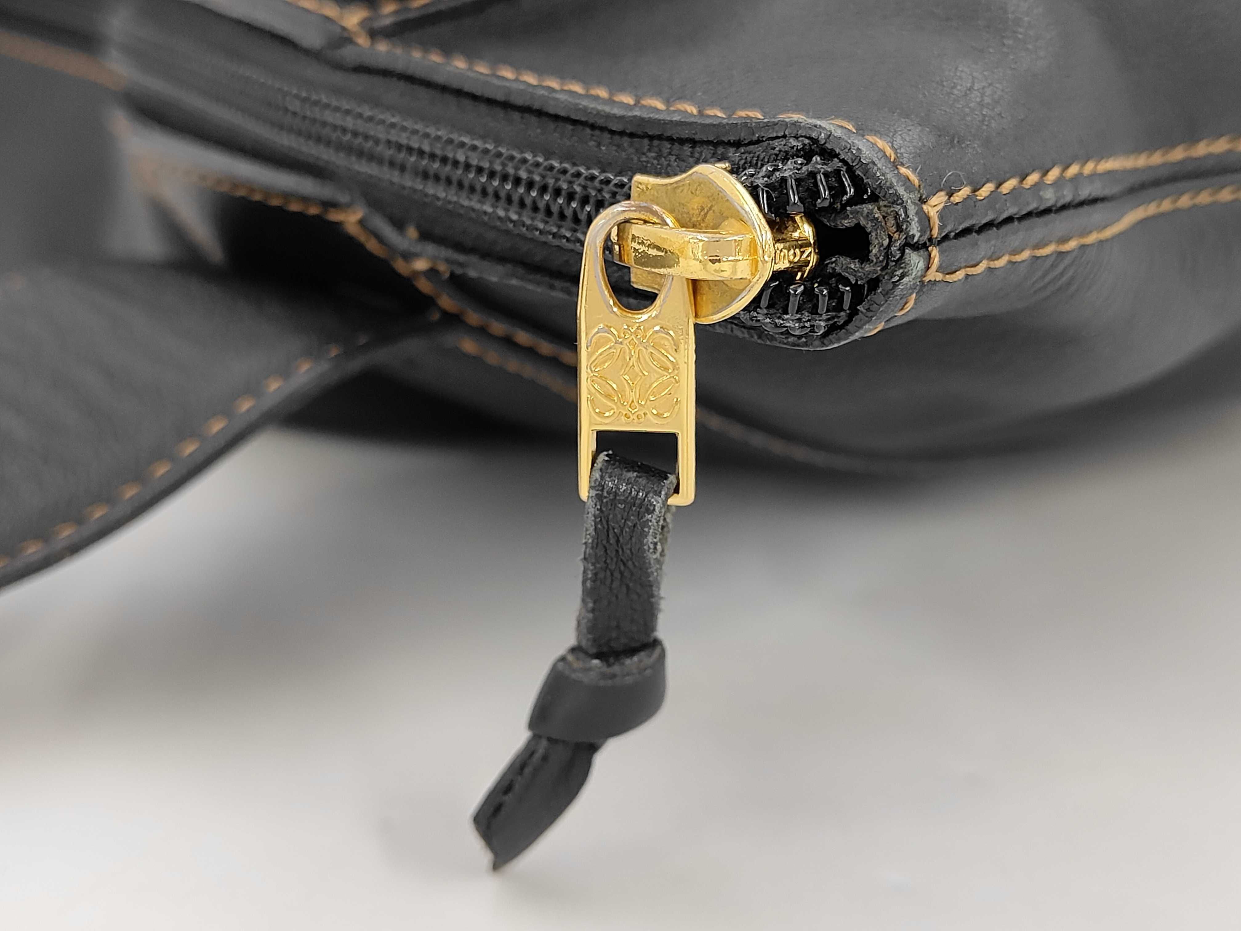 shoulder bag, gold hardware, leather, black. — view 8