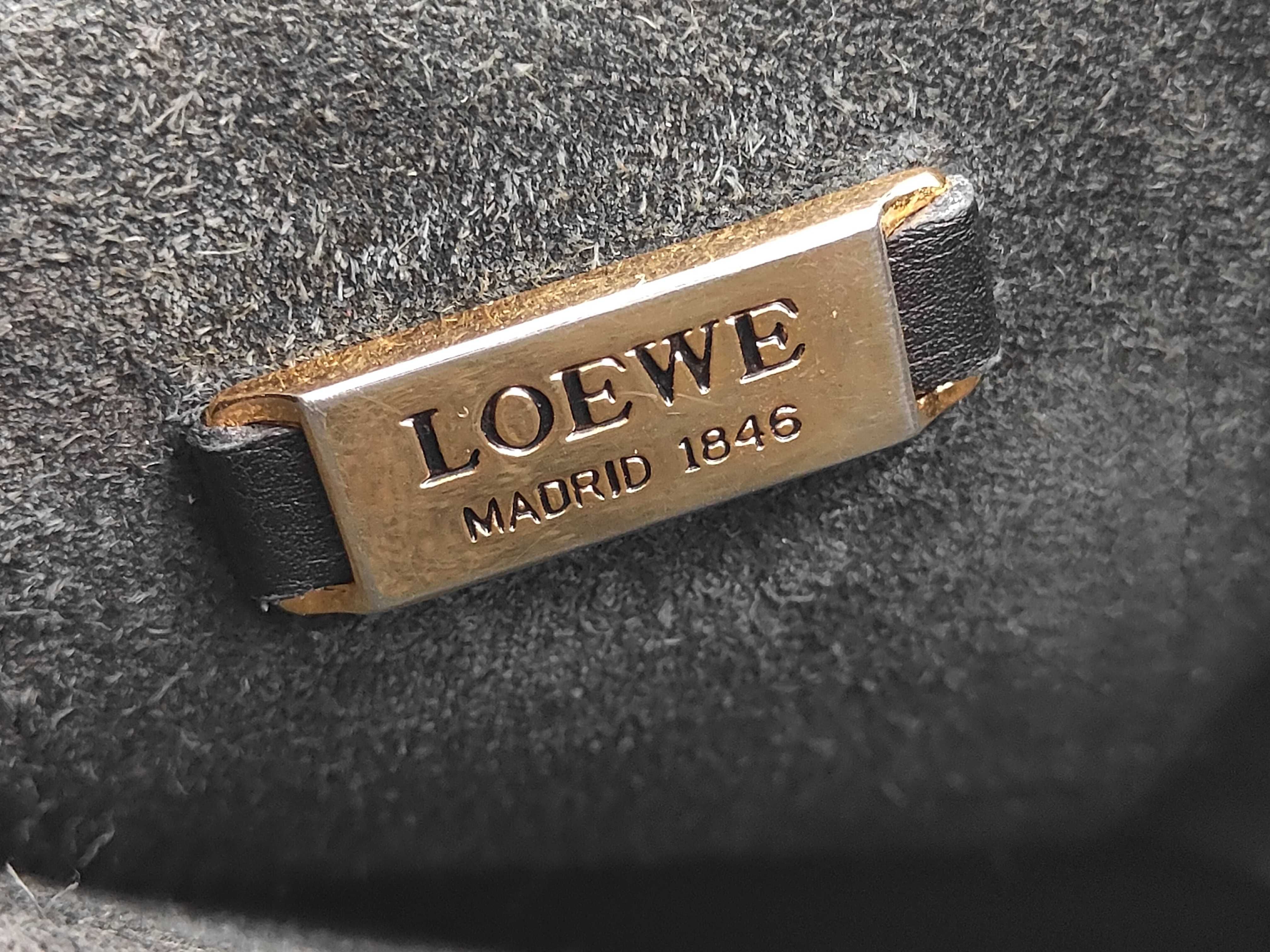 shoulder bag, gold hardware, leather, black. — view 10