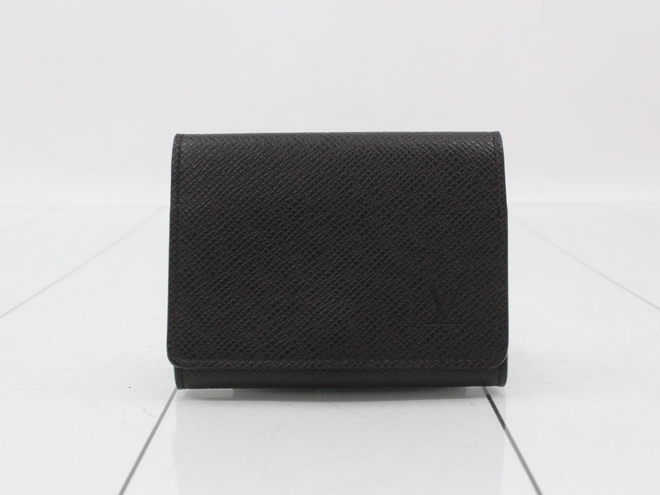 Card case with IC sensor.