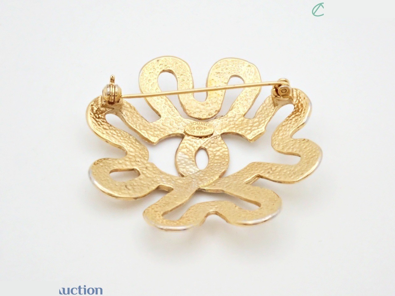 Gold brooch — view 2