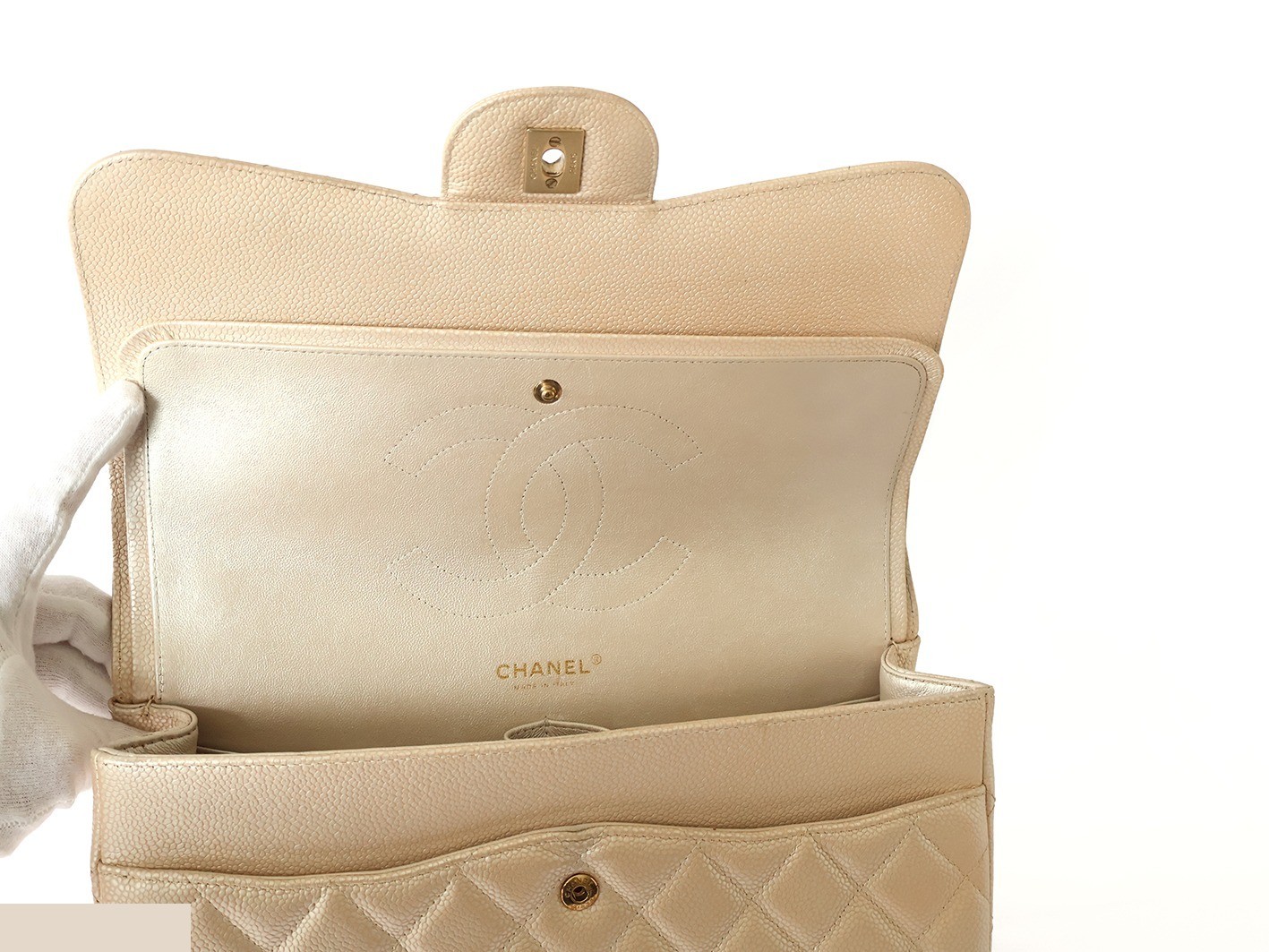 Large Matelassé bag, caviar leather, double flap, double chain shoulder bag, pearl. — view 11