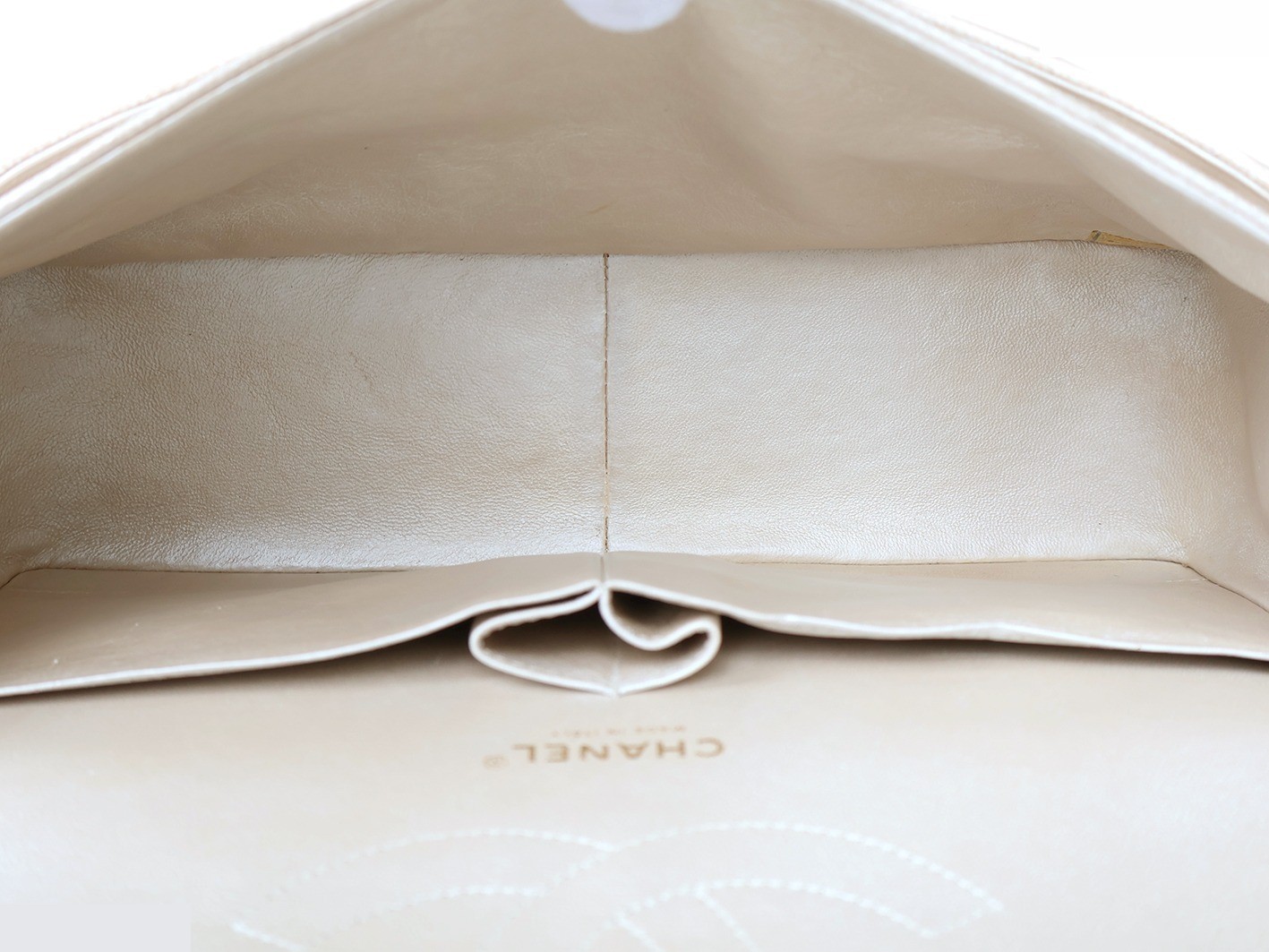 Large Matelassé bag, caviar leather, double flap, double chain shoulder bag, pearl. — view 12