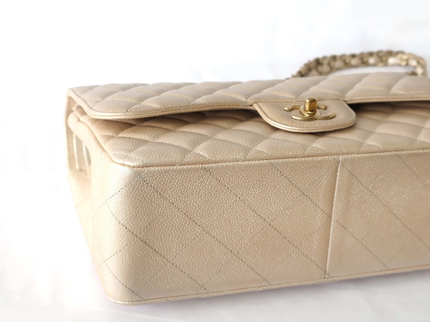 Large Matelassé bag, caviar leather, double flap, double chain shoulder bag, pearl. — view 3