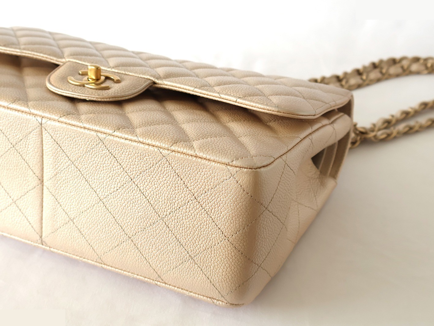Large Matelassé bag, caviar leather, double flap, double chain shoulder bag, pearl. — view 4