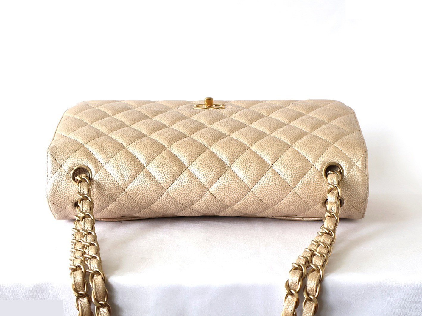 Large Matelassé bag, caviar leather, double flap, double chain shoulder bag, pearl. — view 5