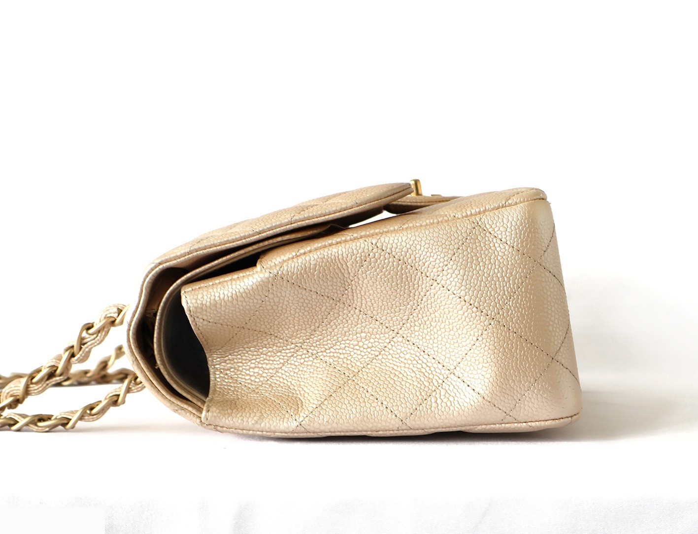 Large Matelassé bag, caviar leather, double flap, double chain shoulder bag, pearl. — view 6