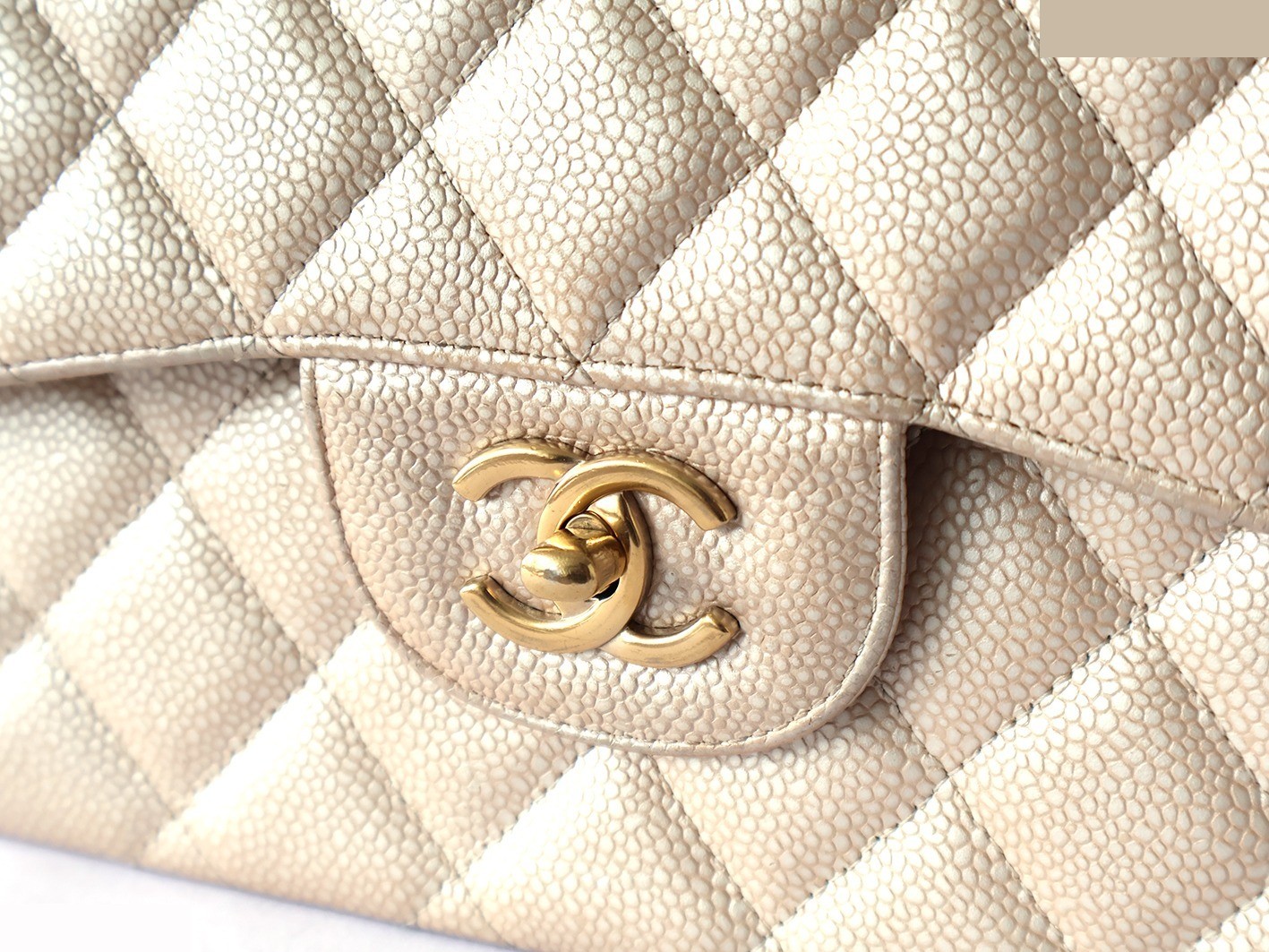 Large Matelassé bag, caviar leather, double flap, double chain shoulder bag, pearl. — view 7