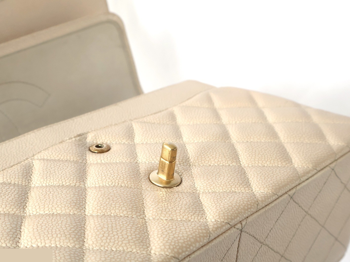 Large Matelassé bag, caviar leather, double flap, double chain shoulder bag, pearl. — view 9