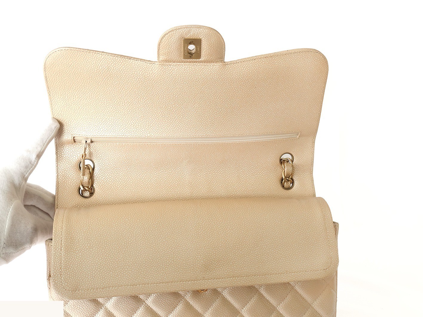 Large Matelassé bag, caviar leather, double flap, double chain shoulder bag, pearl. — view 10