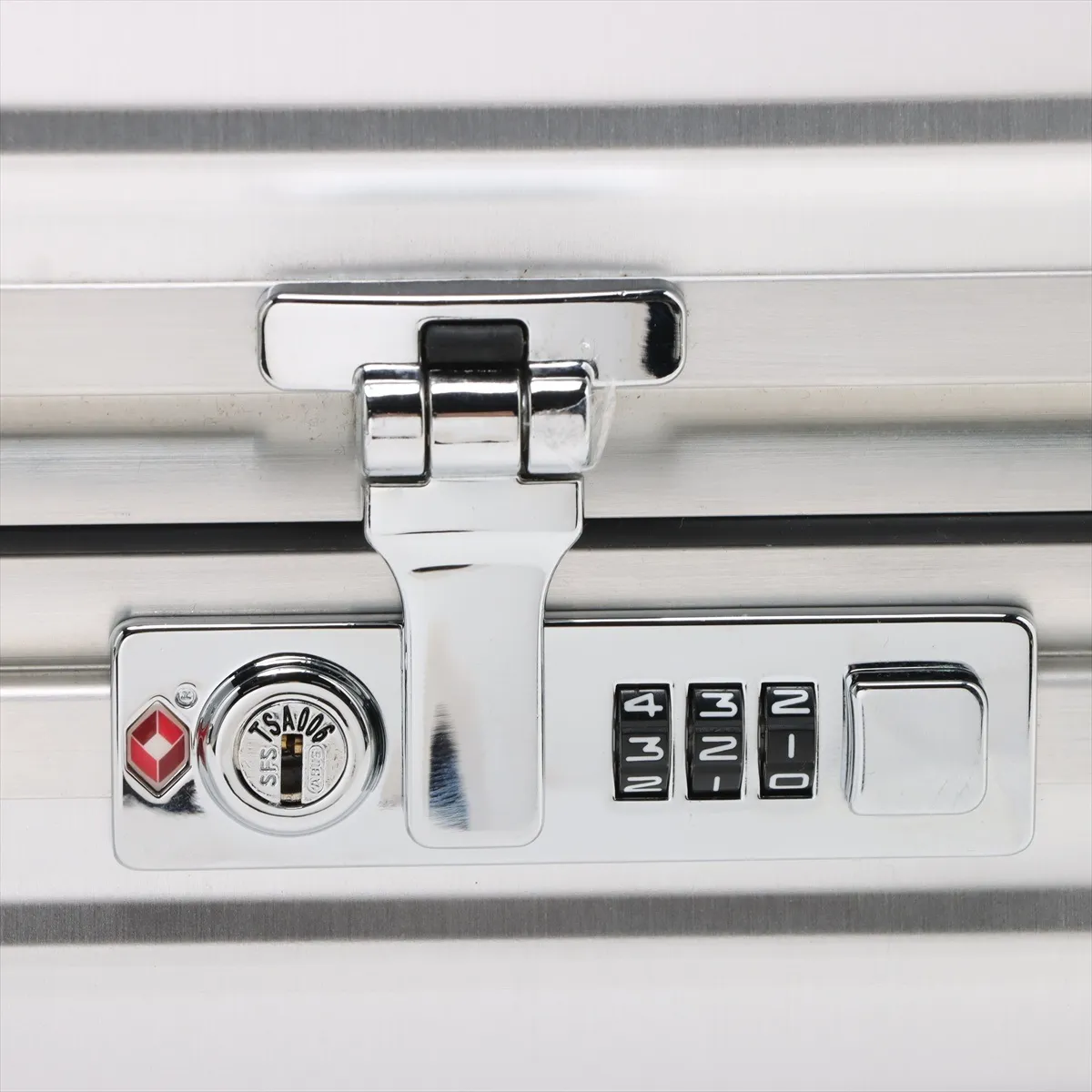 [Individually packaged] Rimowa Check-in M Aluminum Carry Case, Silver, Combination Lock: Left 000, Right 321, Pouch core broken — view 11