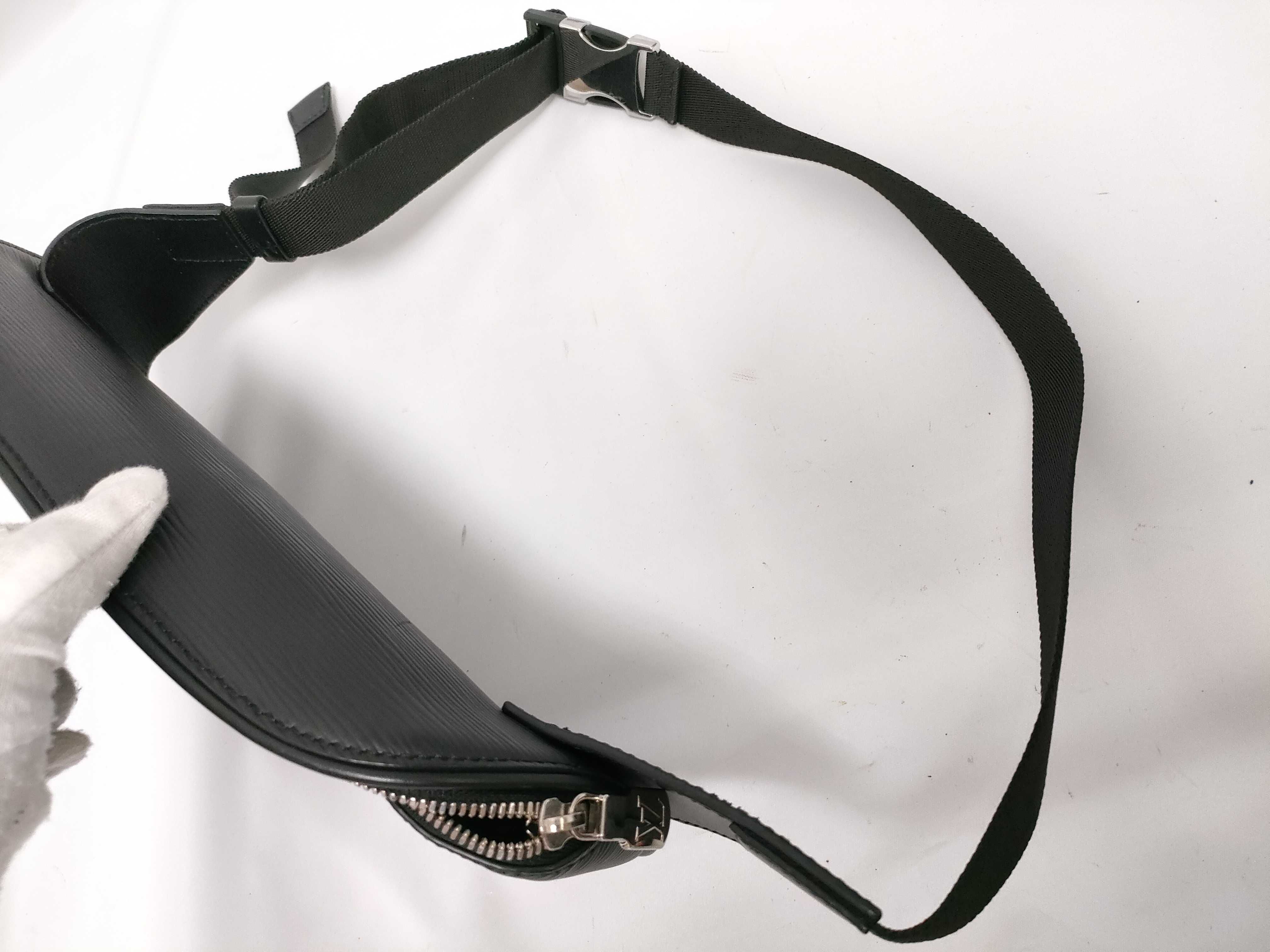 Epi LV Circle Ham Bag M53300 Epi Black Silver Hardware Waist Bag — view 12