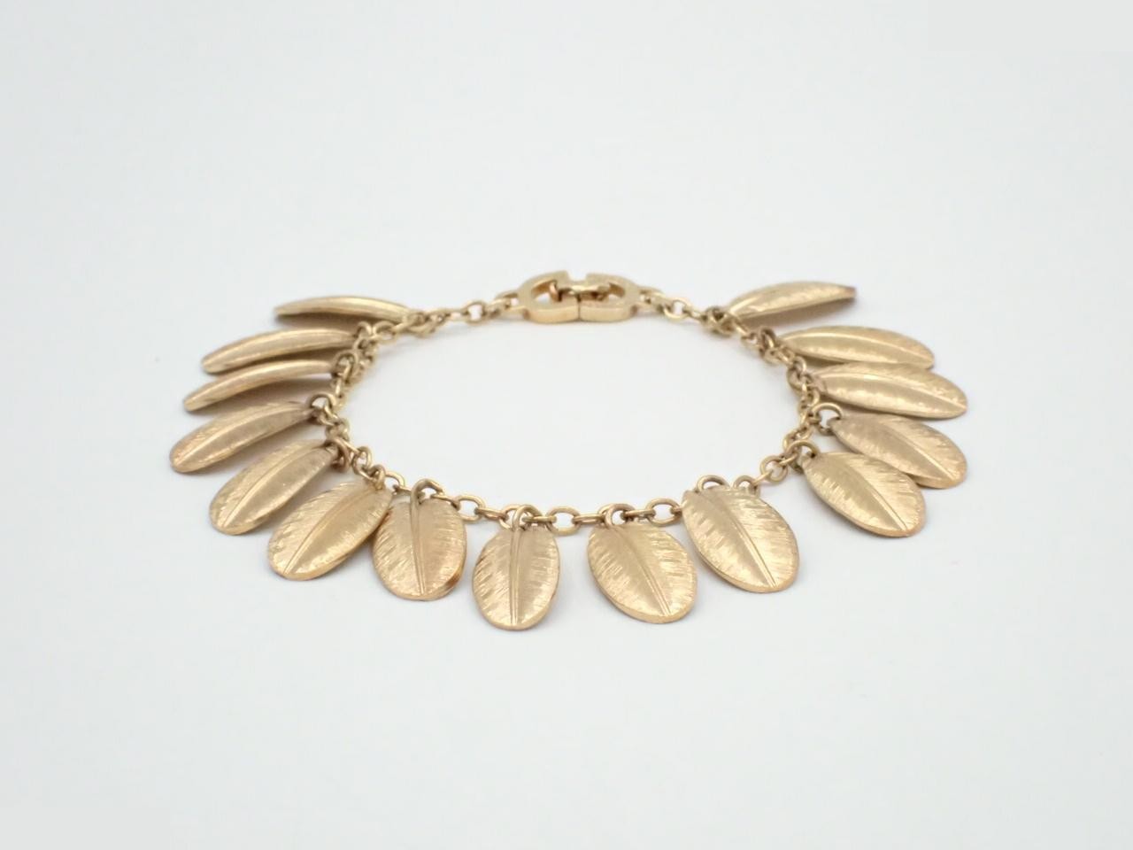 Other items in the line: Precious metals, necklaces, pendants, wrist circumference approximately 18.5 cm.