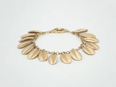 Other items in the line: Precious metals, necklaces, pendants, wrist circumference approximately 18.5 cm.