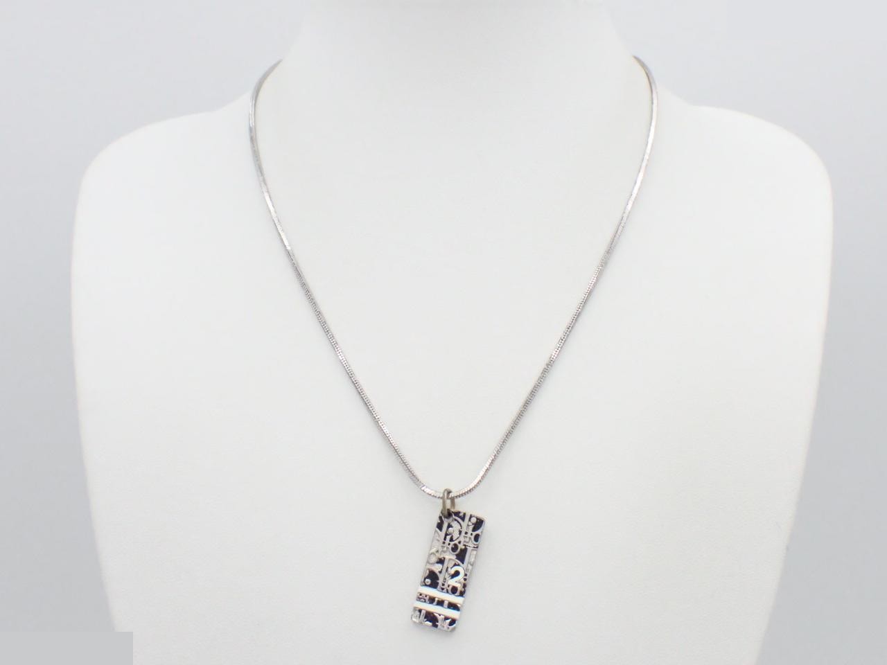 Trotter (precious metal) necklace pendant, chain approximately 42cm — view 3