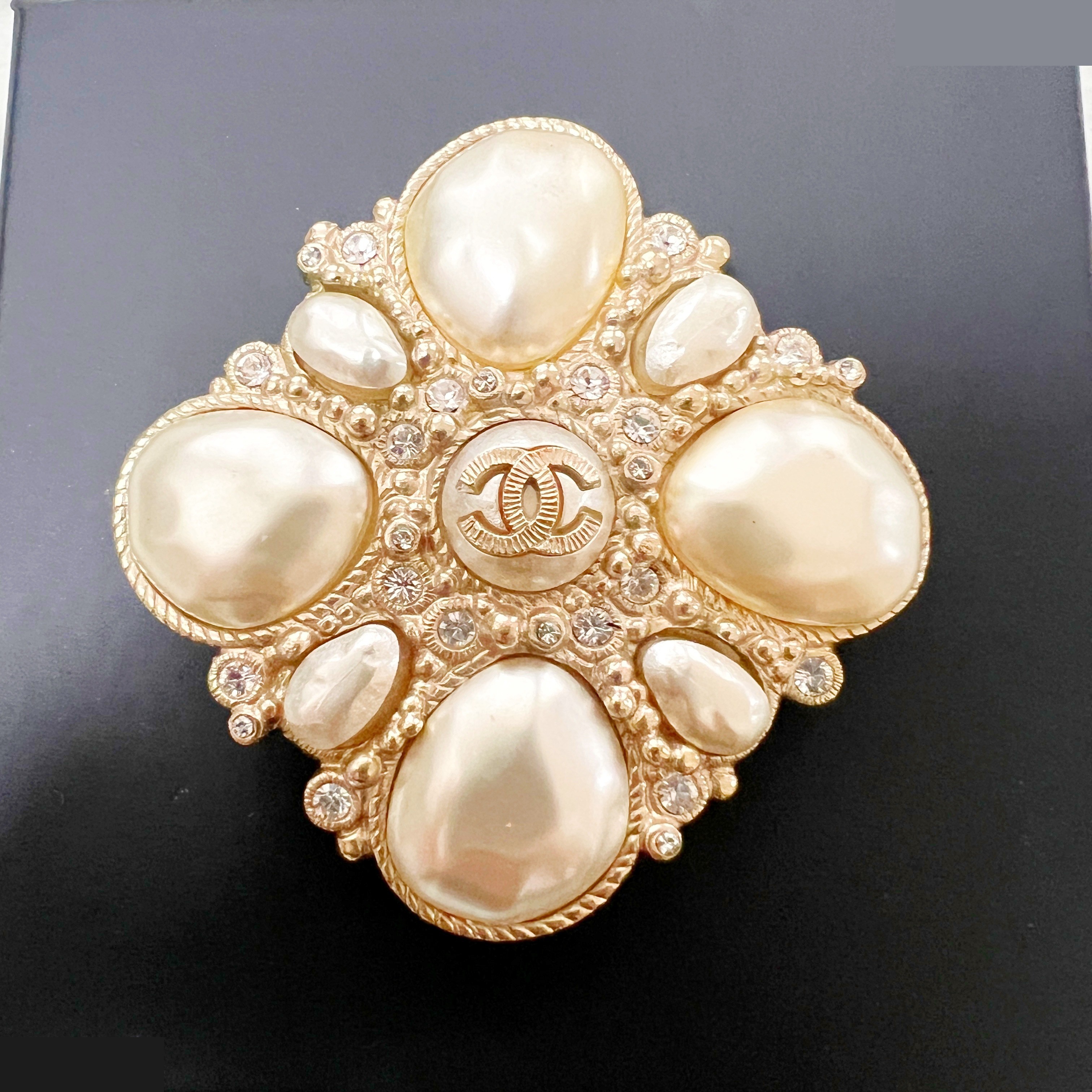B13C Coco Mark Brooch, Pearl, Rhinestone — view 2