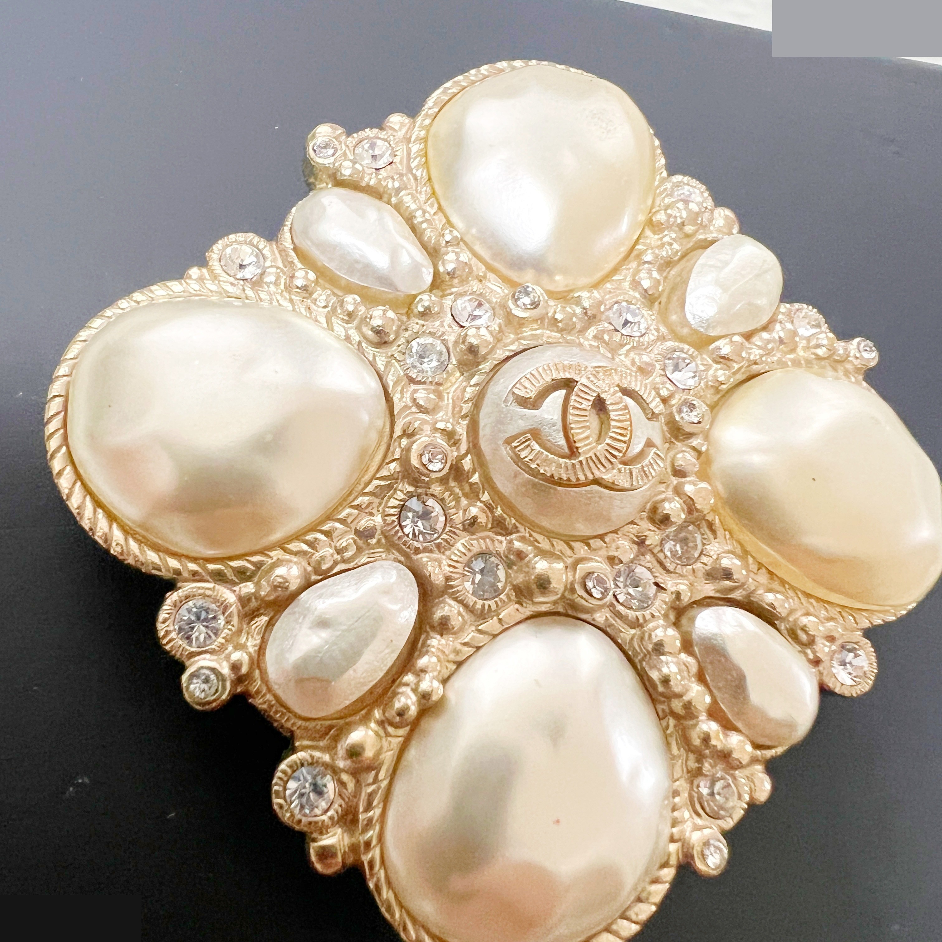 B13C Coco Mark Brooch, Pearl, Rhinestone — view 3