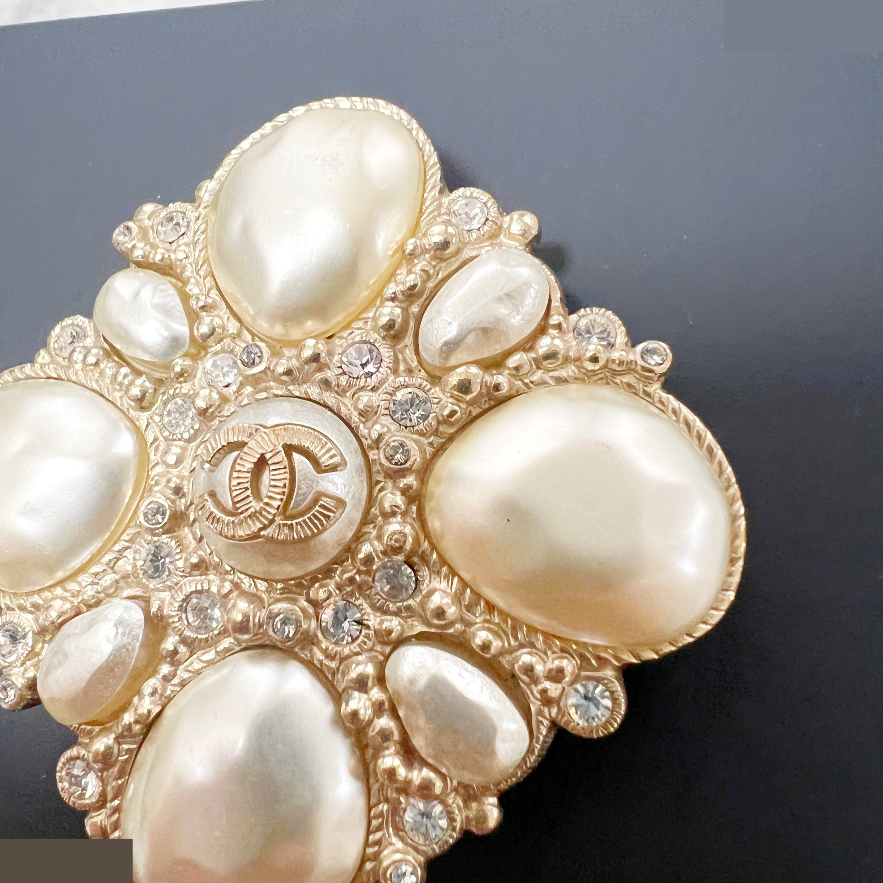 B13C Coco Mark Brooch, Pearl, Rhinestone — view 4