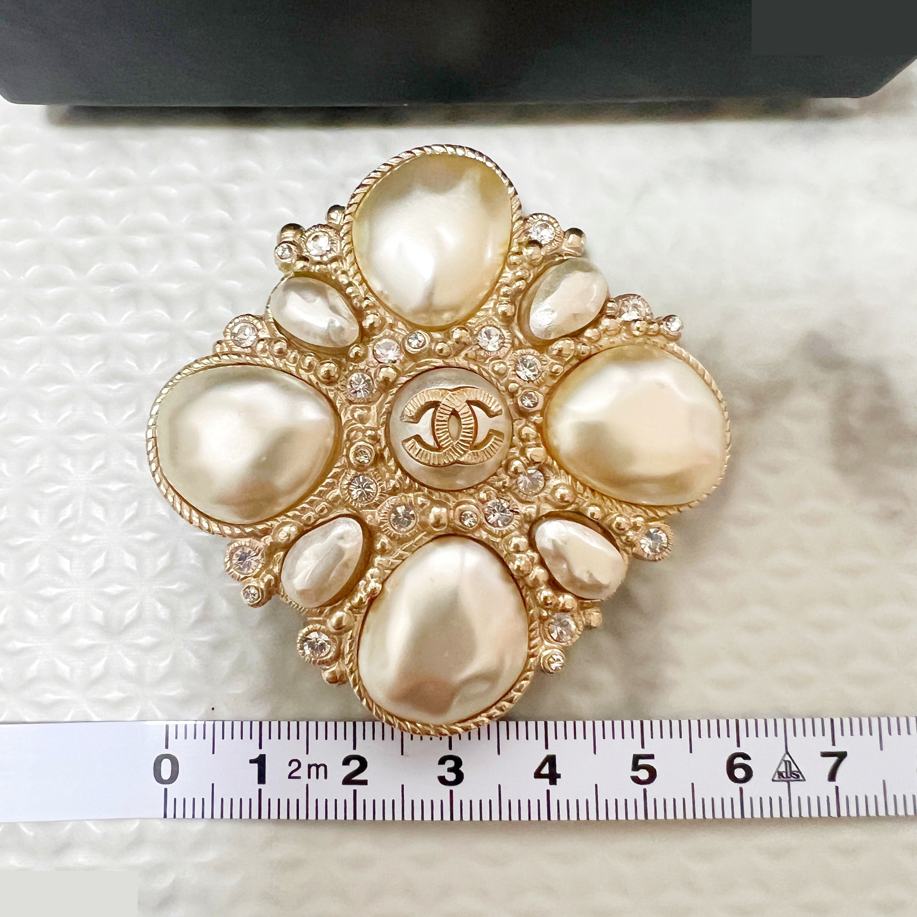 B13C Coco Mark Brooch, Pearl, Rhinestone — view 7