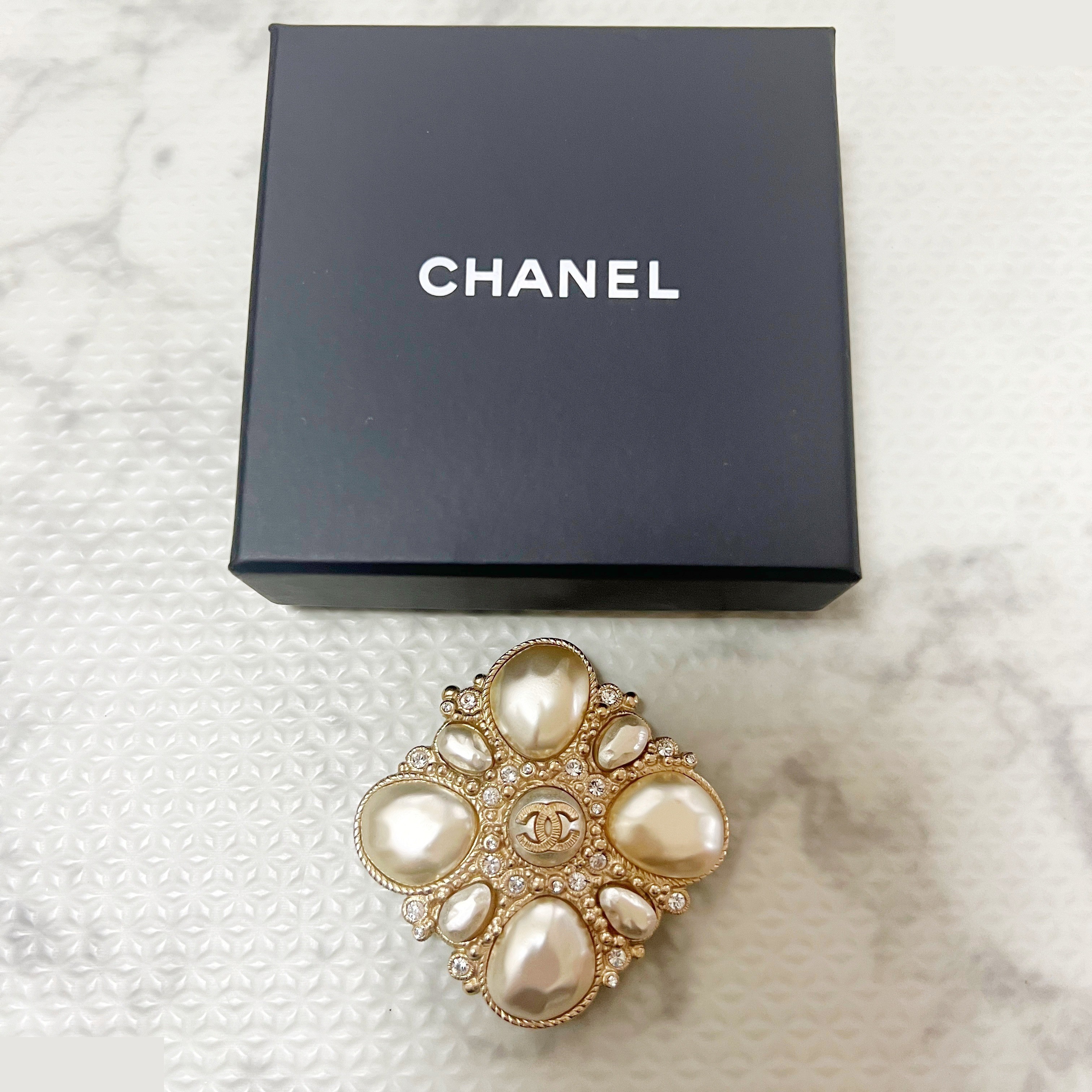 B13C Coco Mark Brooch, Pearl, Rhinestone — view 8