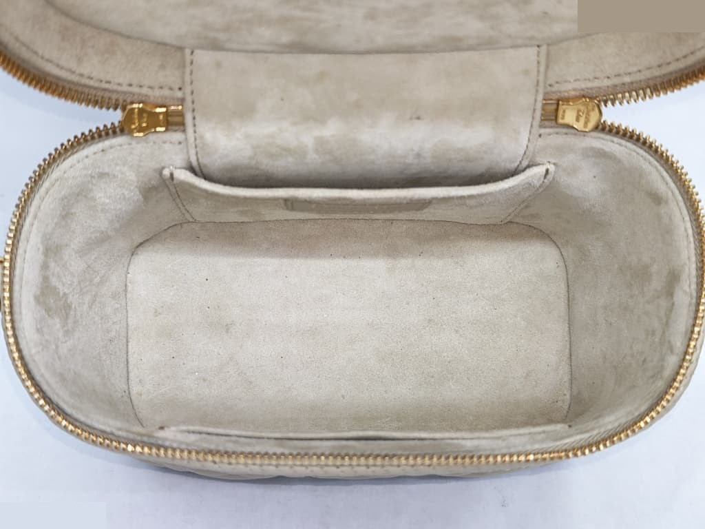 VANITY CASE SMALL BEIGE LAMBSKIN GHW — view 5
