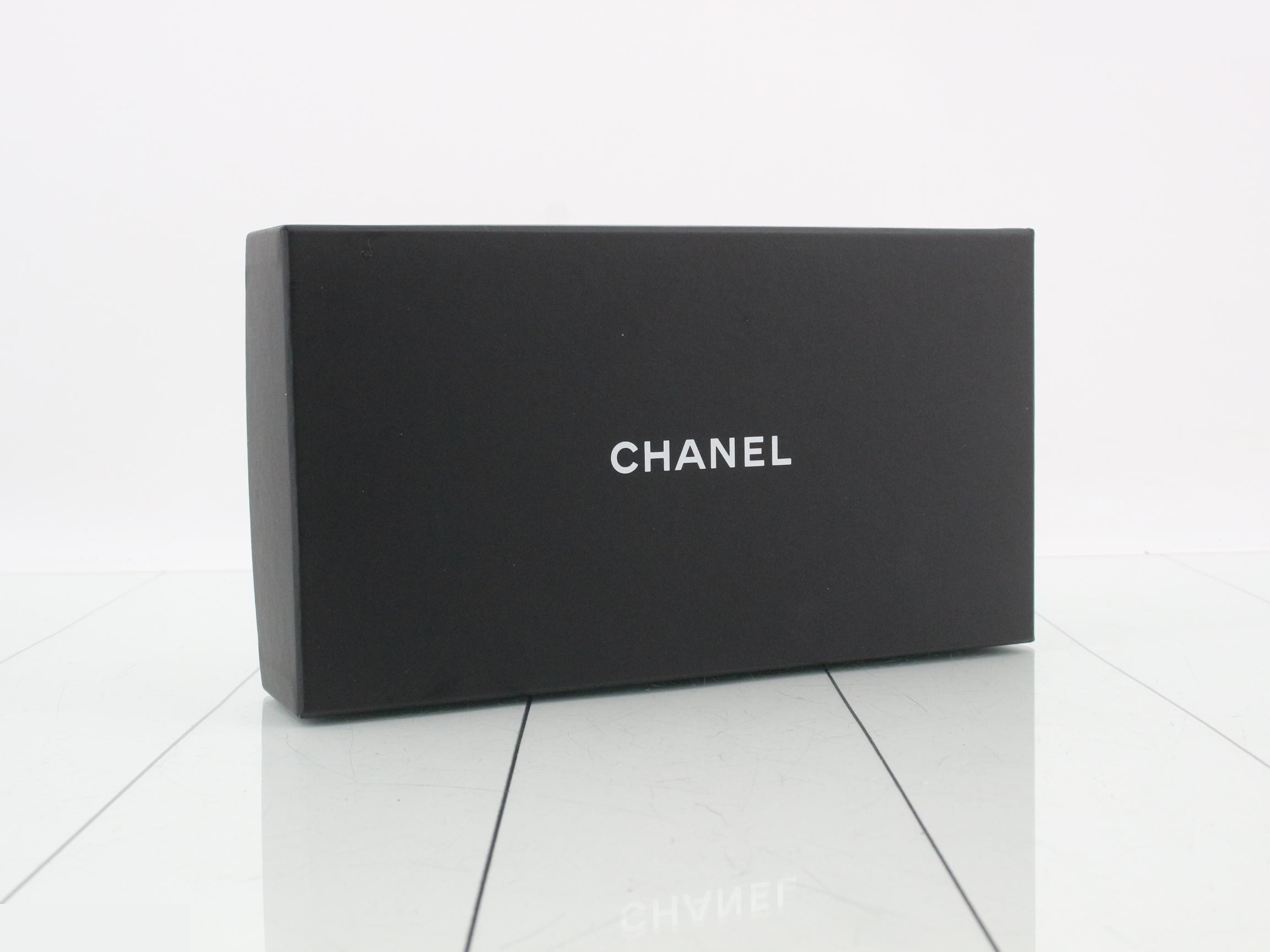 Caviar leather long wallet, Matelassé style. — view 5