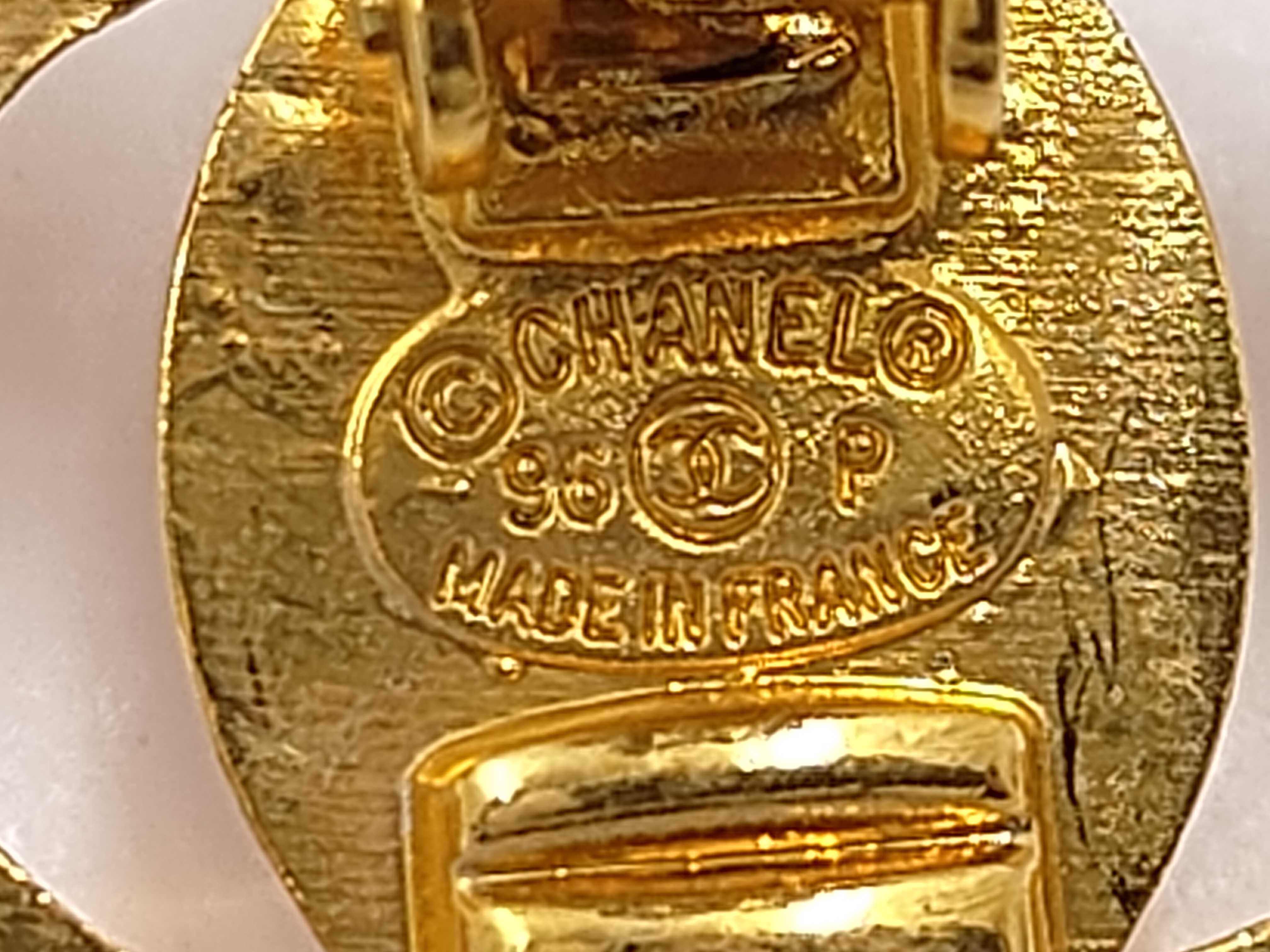 Coco Mark Turnlock Gold Pearl 96P Earrings — view 5