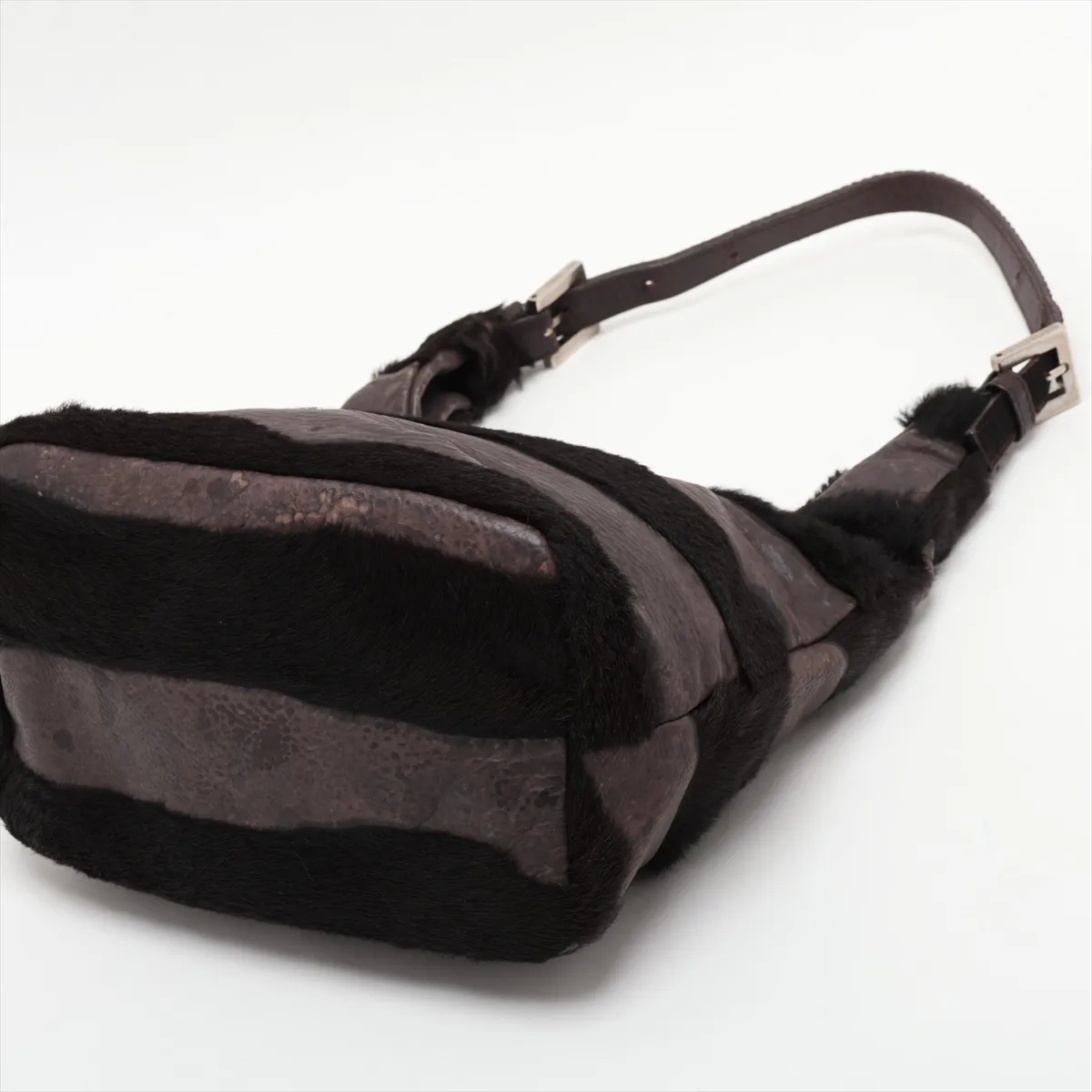 calfskin shoulder bag, brown — view 3