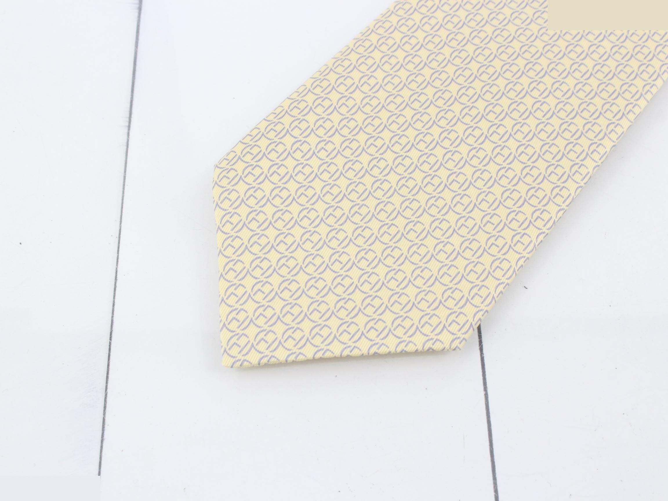 tie — view 3