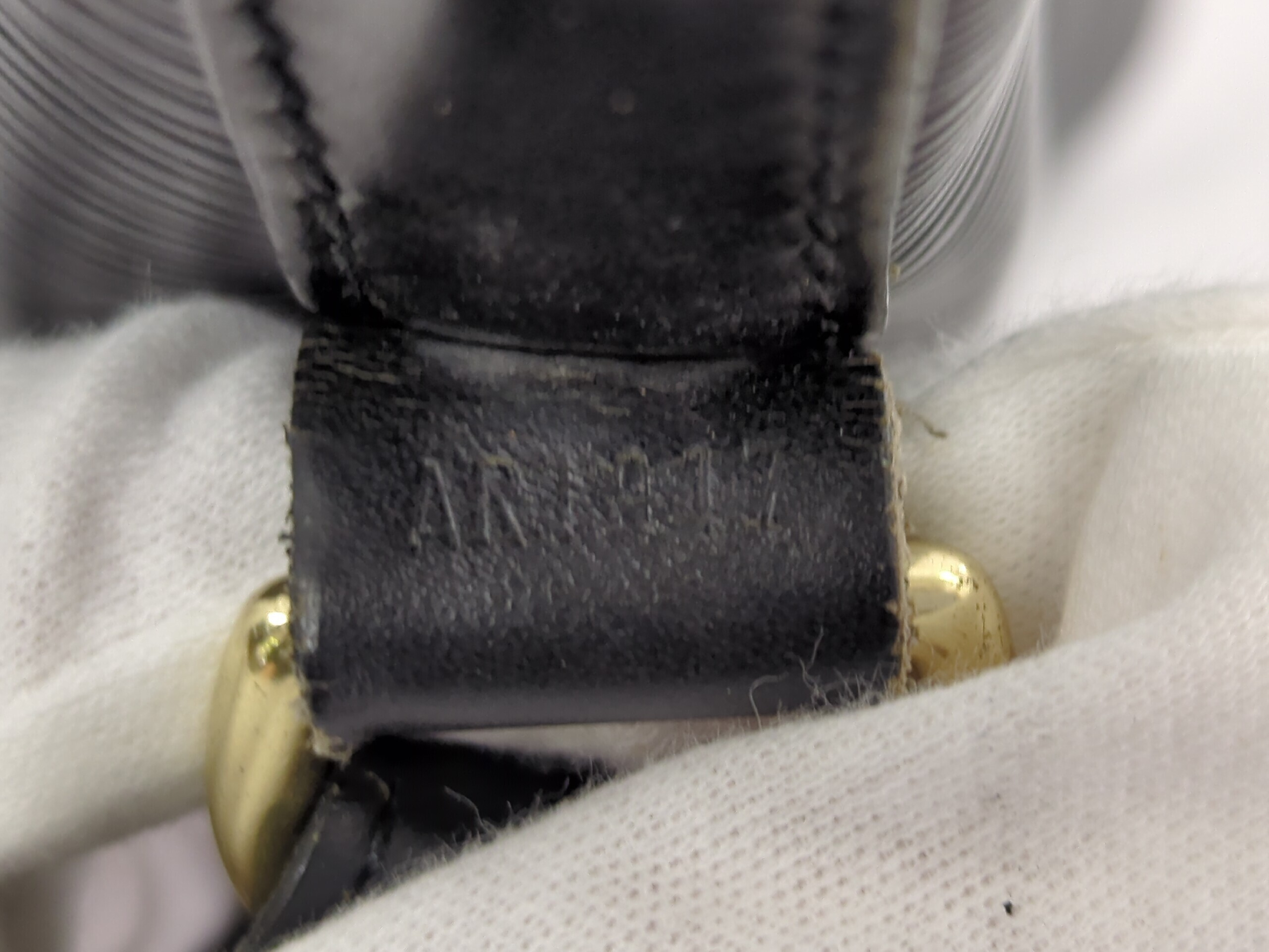 Epi Petit Noé Shoulder Bag — view 12
