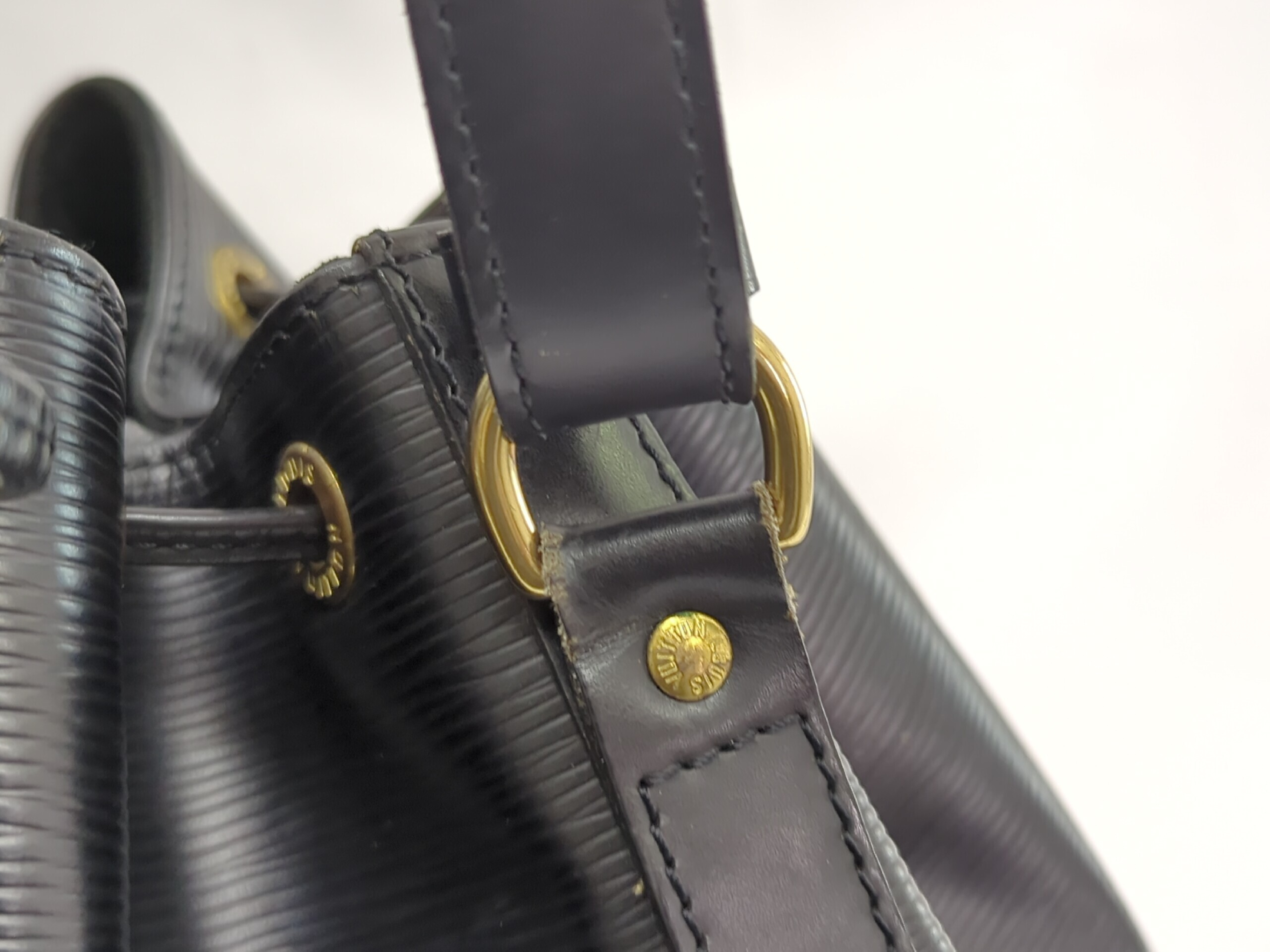 Epi Petit Noé Shoulder Bag — view 8