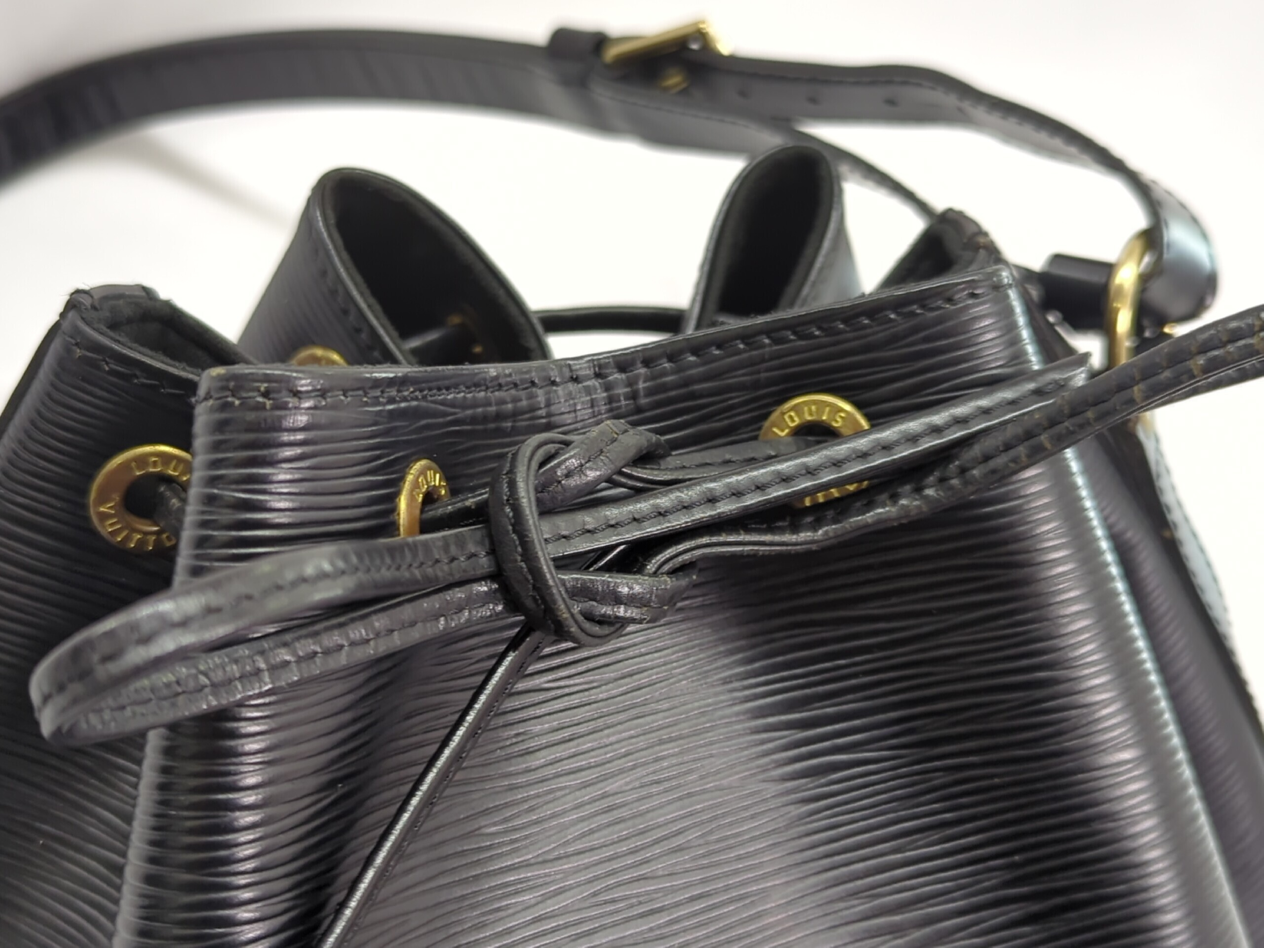 Epi Petit Noé Shoulder Bag — view 9