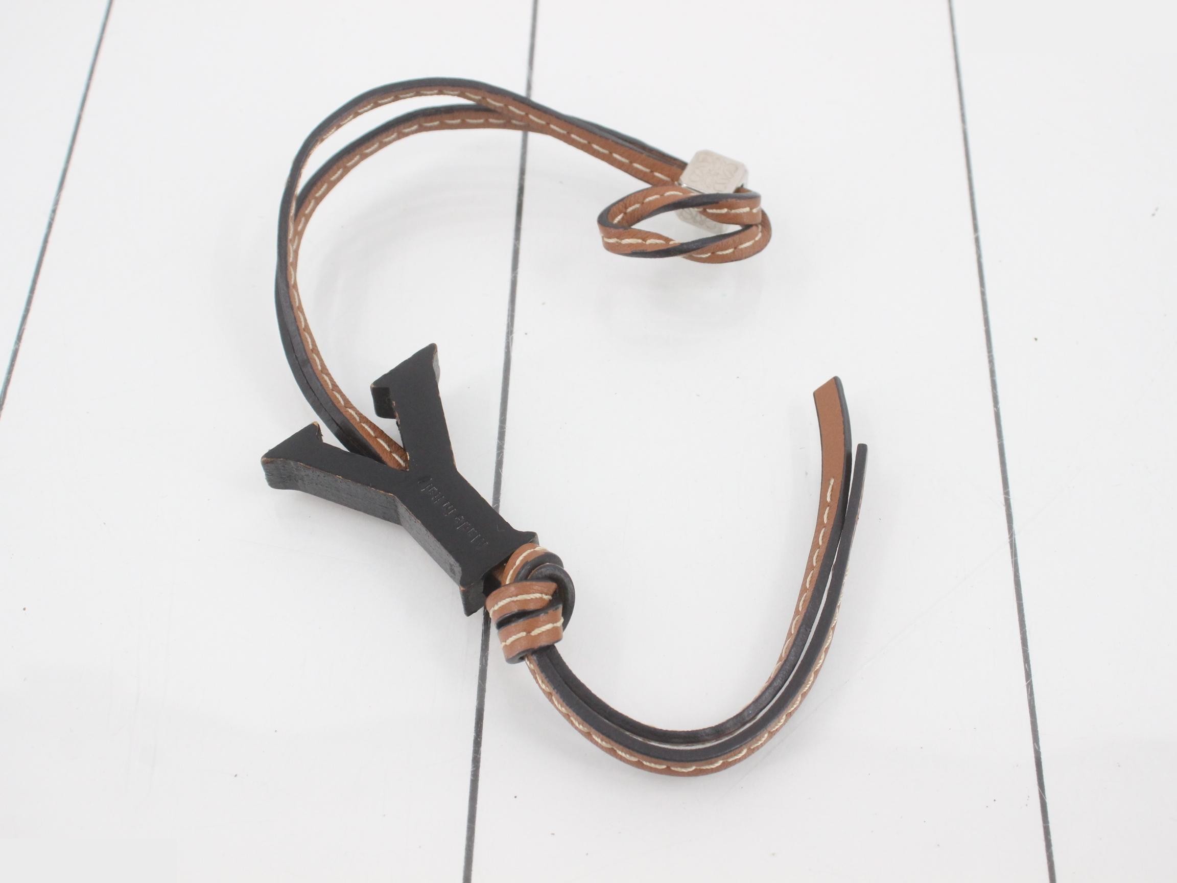 Charm, Y motif, brown leather — view 2