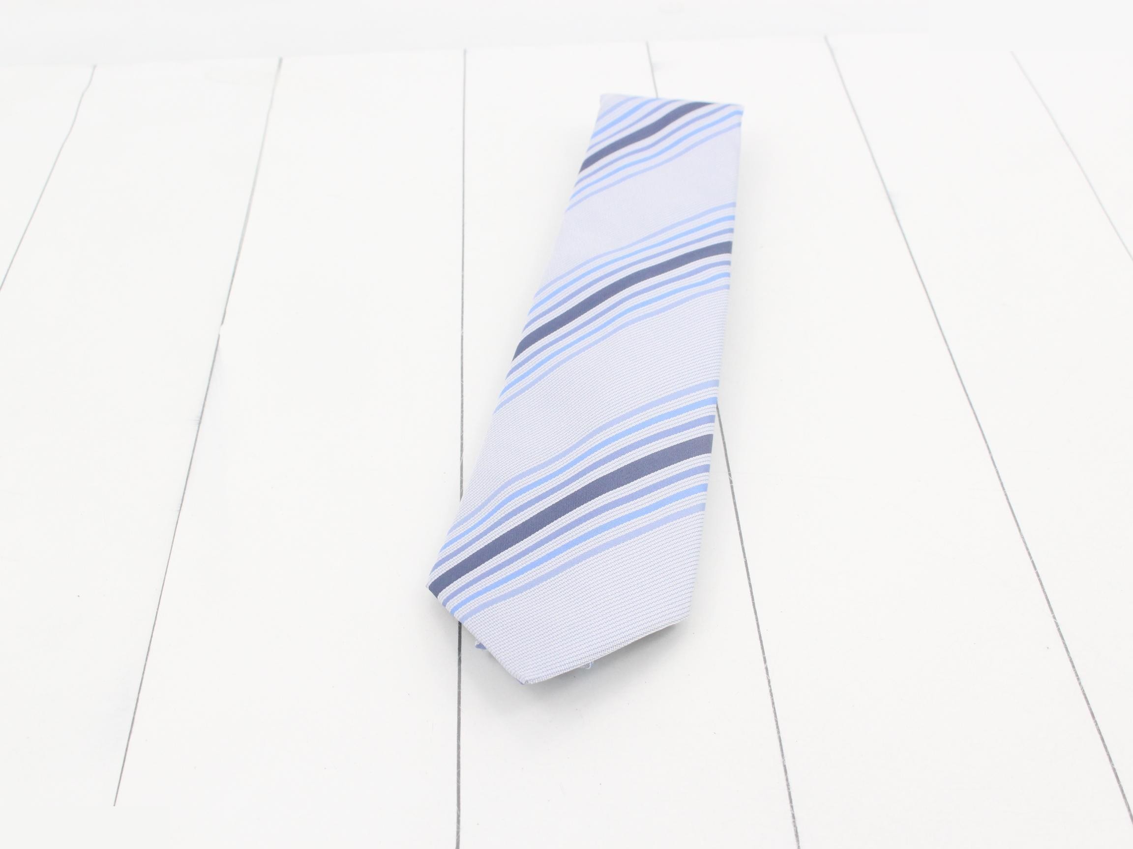 Silk necktie