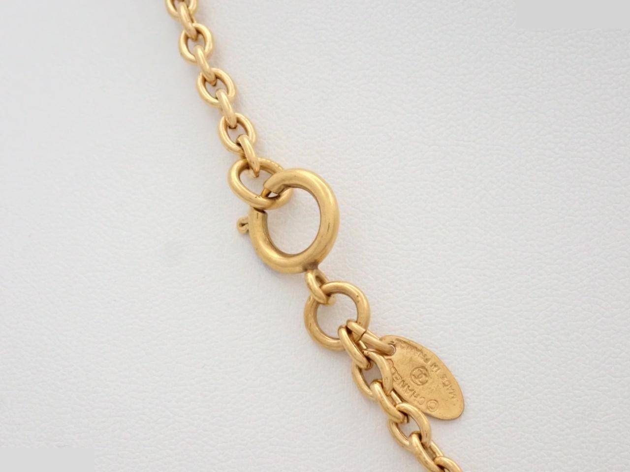 Diamond-shaped plate with Coco Mark design, gold metal chain, approximately 40cm. — view 2