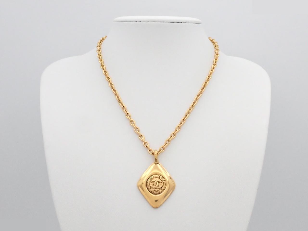 Diamond-shaped plate with Coco Mark design, gold metal chain, approximately 40cm. — view 3