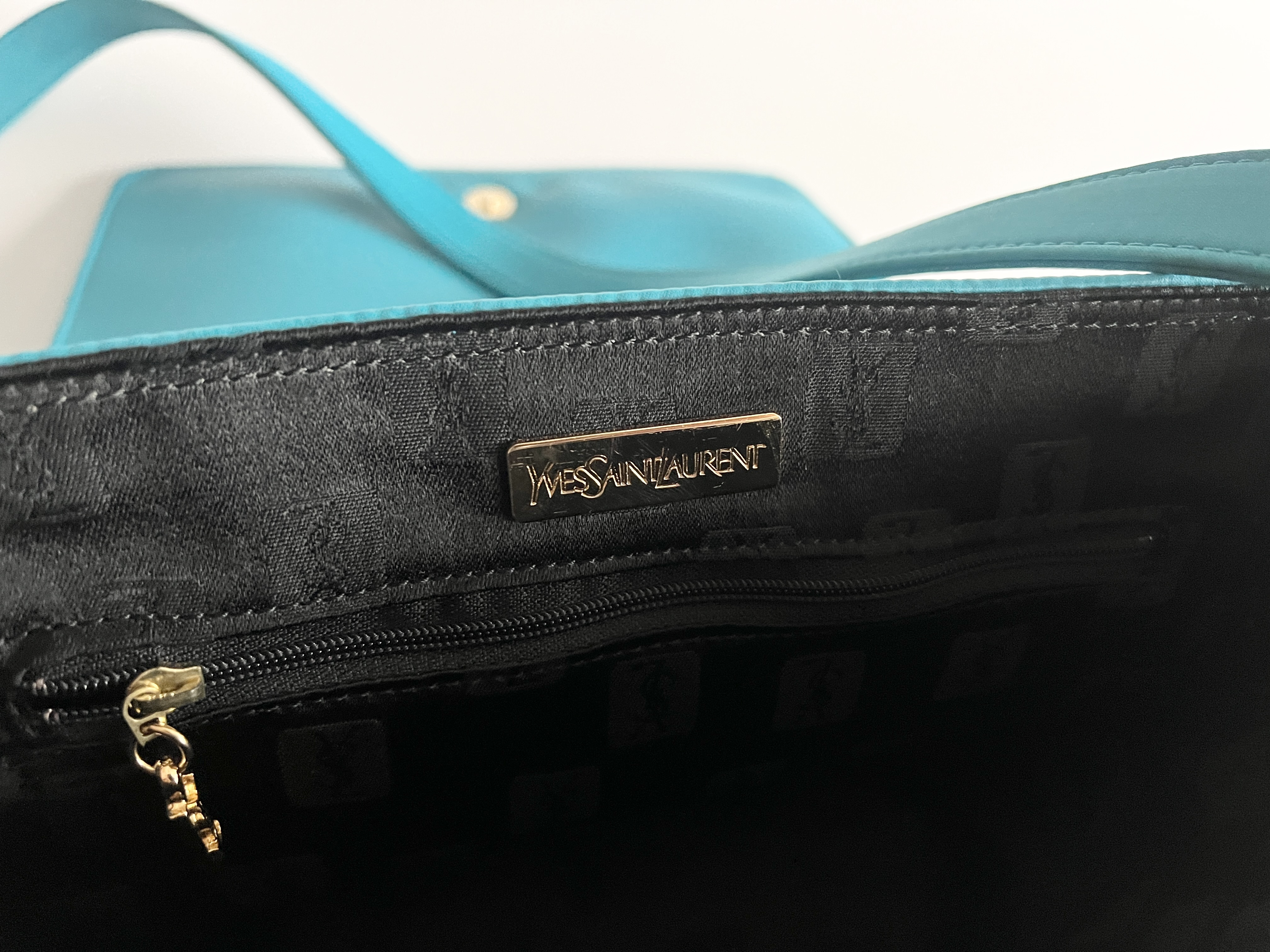 Cassandra Logo Canvas Nylon Shoulder Bag (One-Shoulder Bag) — view 6