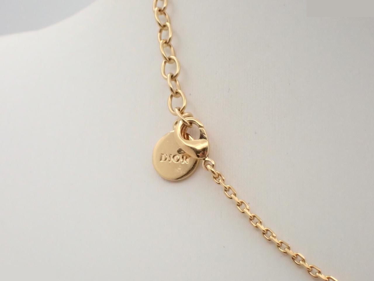 Gold necklace — view 2