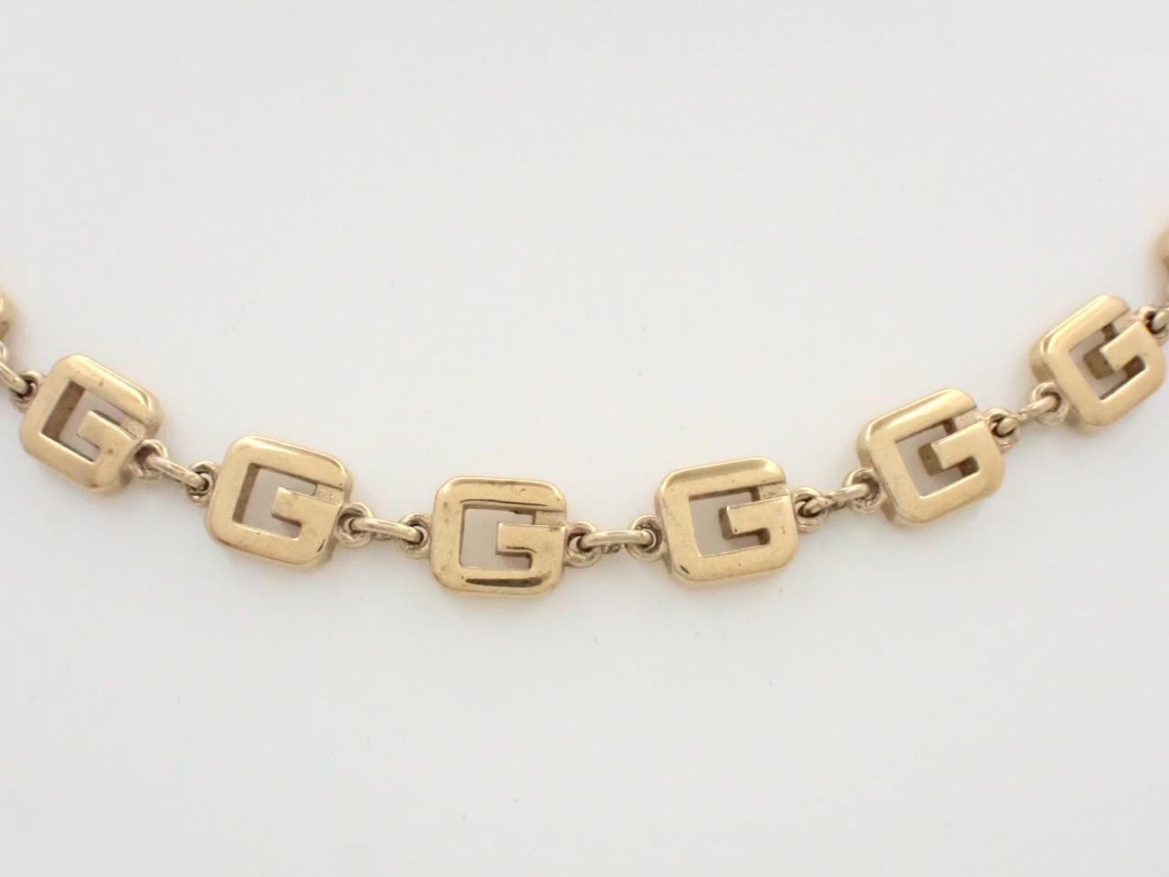 Other lines: Precious metal necklaces and pendants, total length approximately 40 cm.